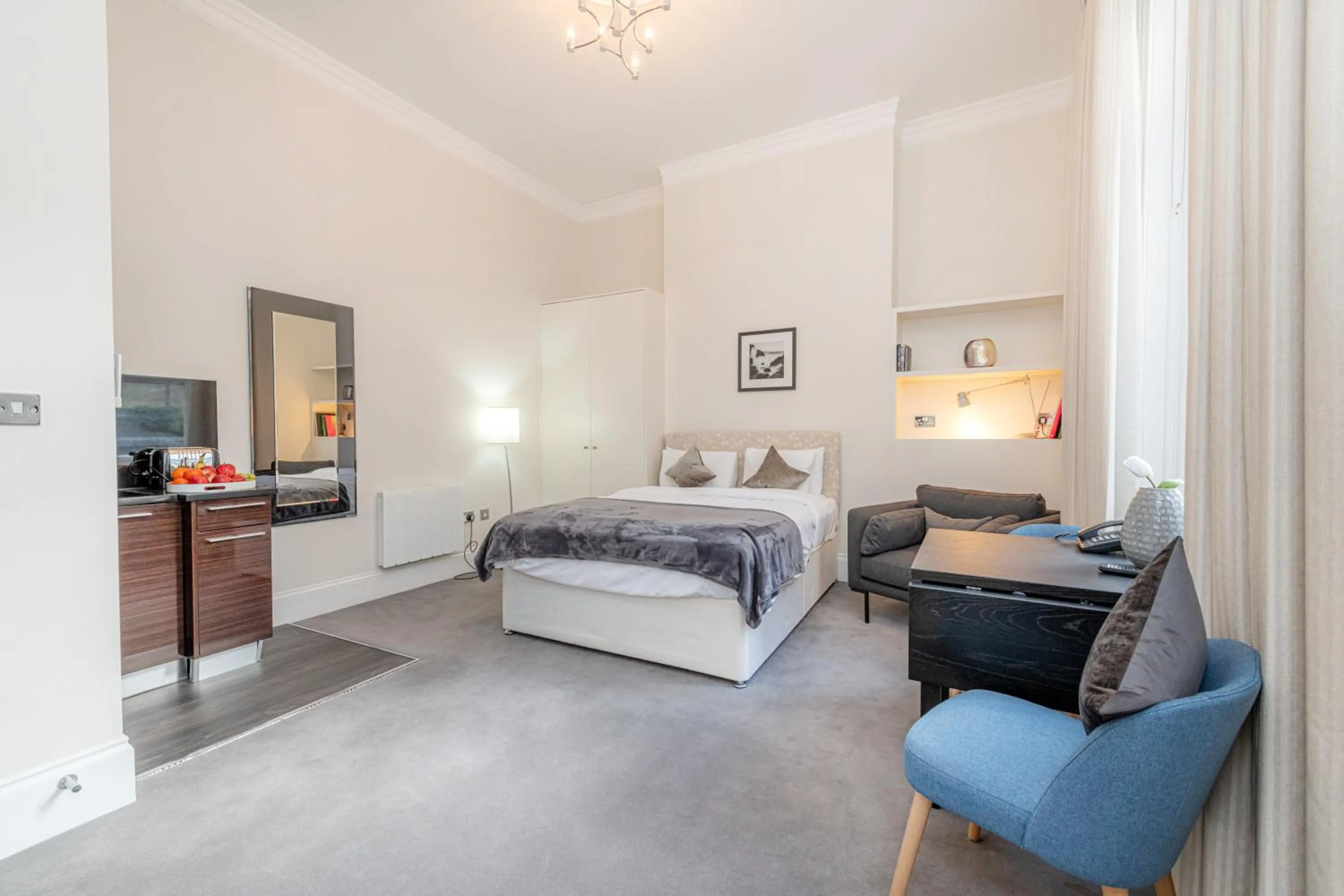 Photo of the whole room, Bed in 20 Hertford Street - Mayfair Apartments