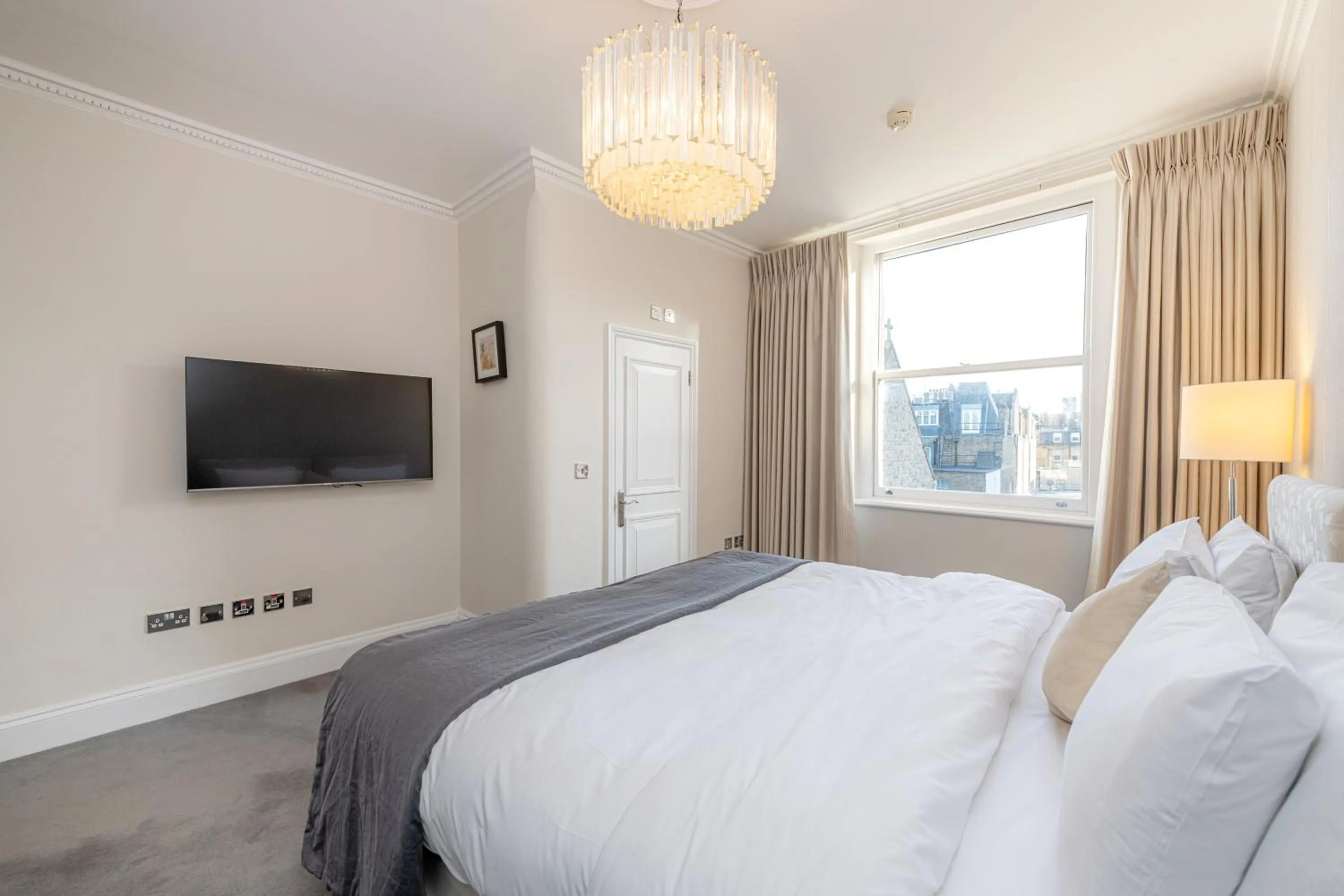 Bedroom, Bed in 20 Hertford Street - Mayfair Apartments