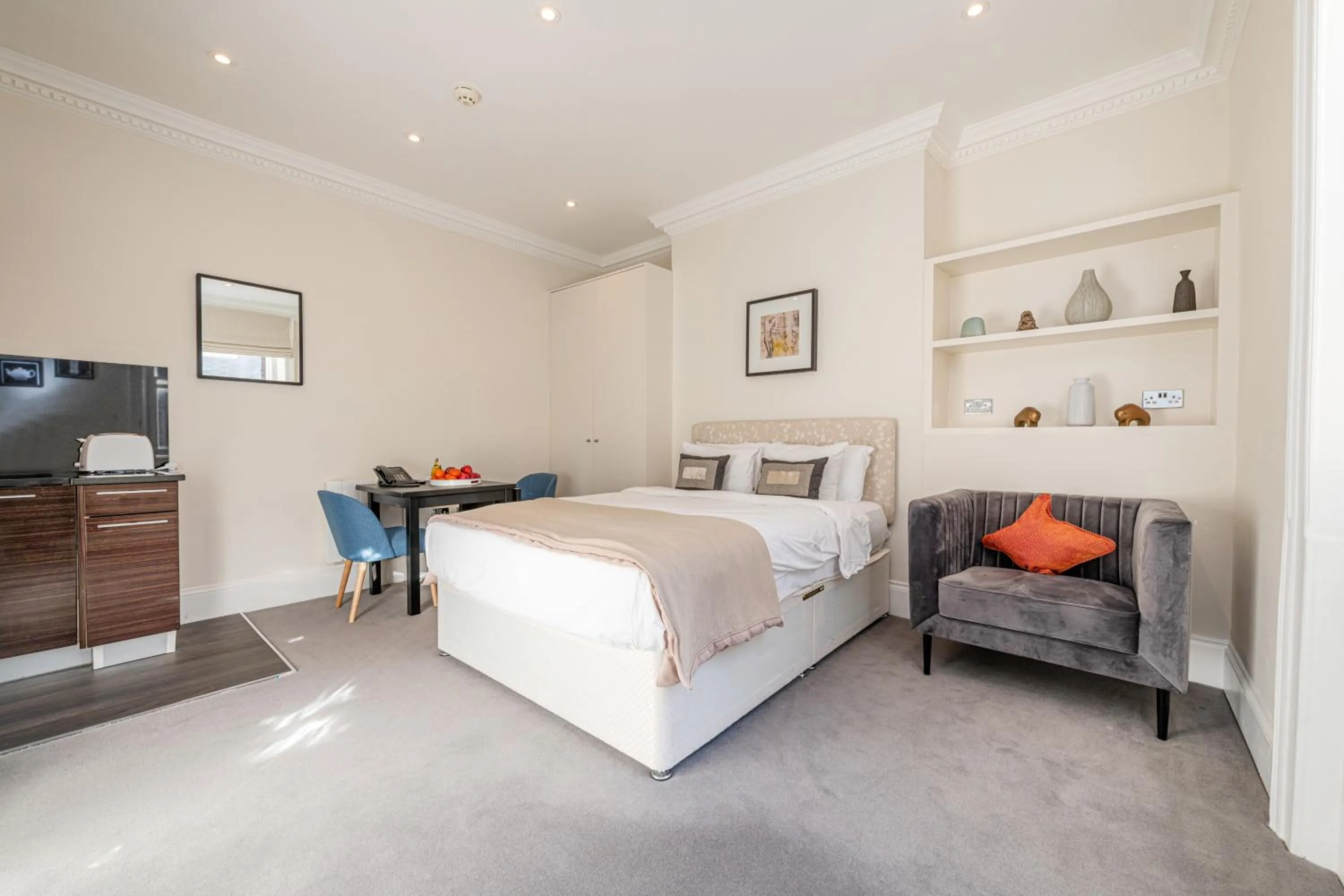 Photo of the whole room, Bed in 20 Hertford Street - Mayfair Apartments