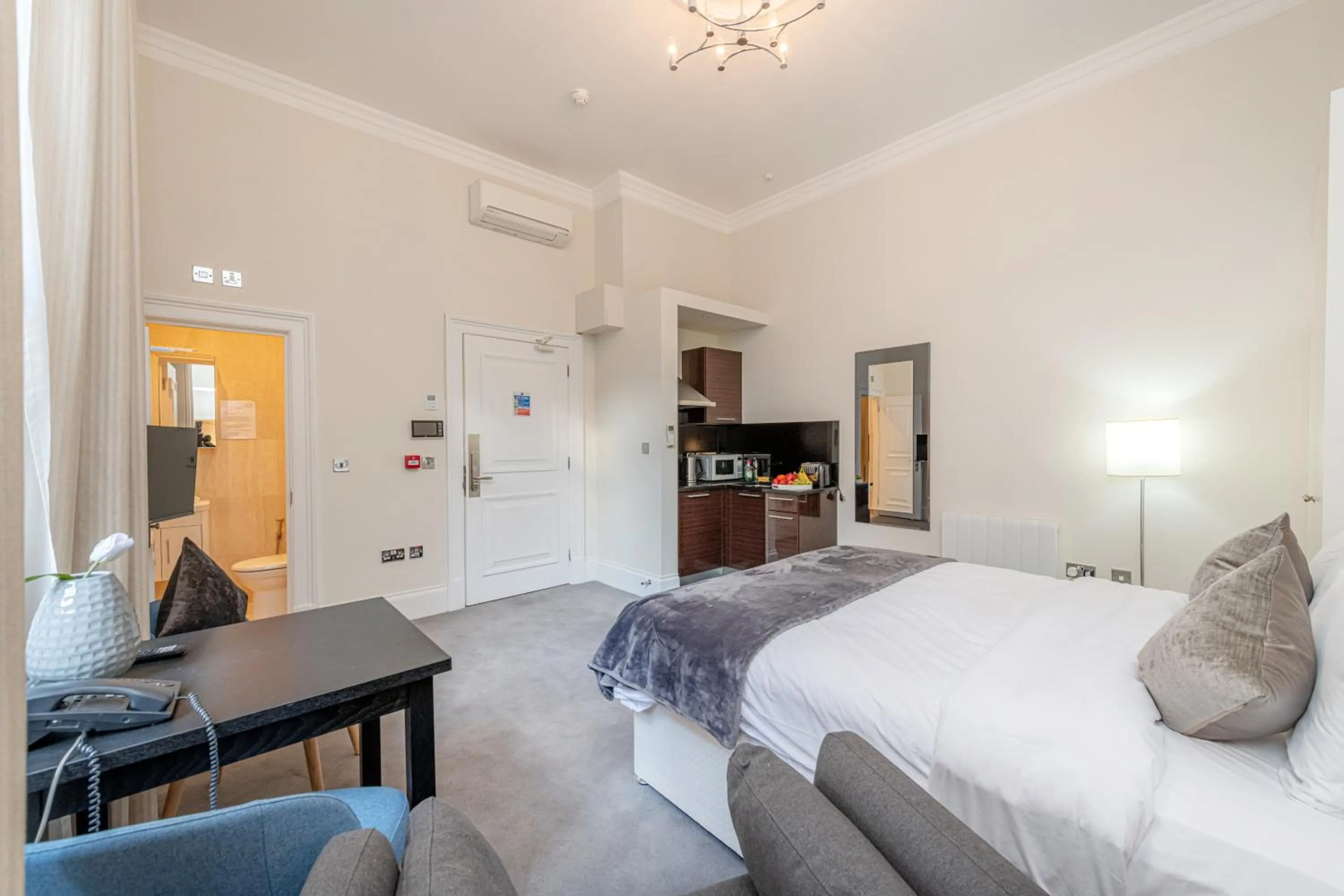 Photo of the whole room, Bed in 20 Hertford Street - Mayfair Apartments