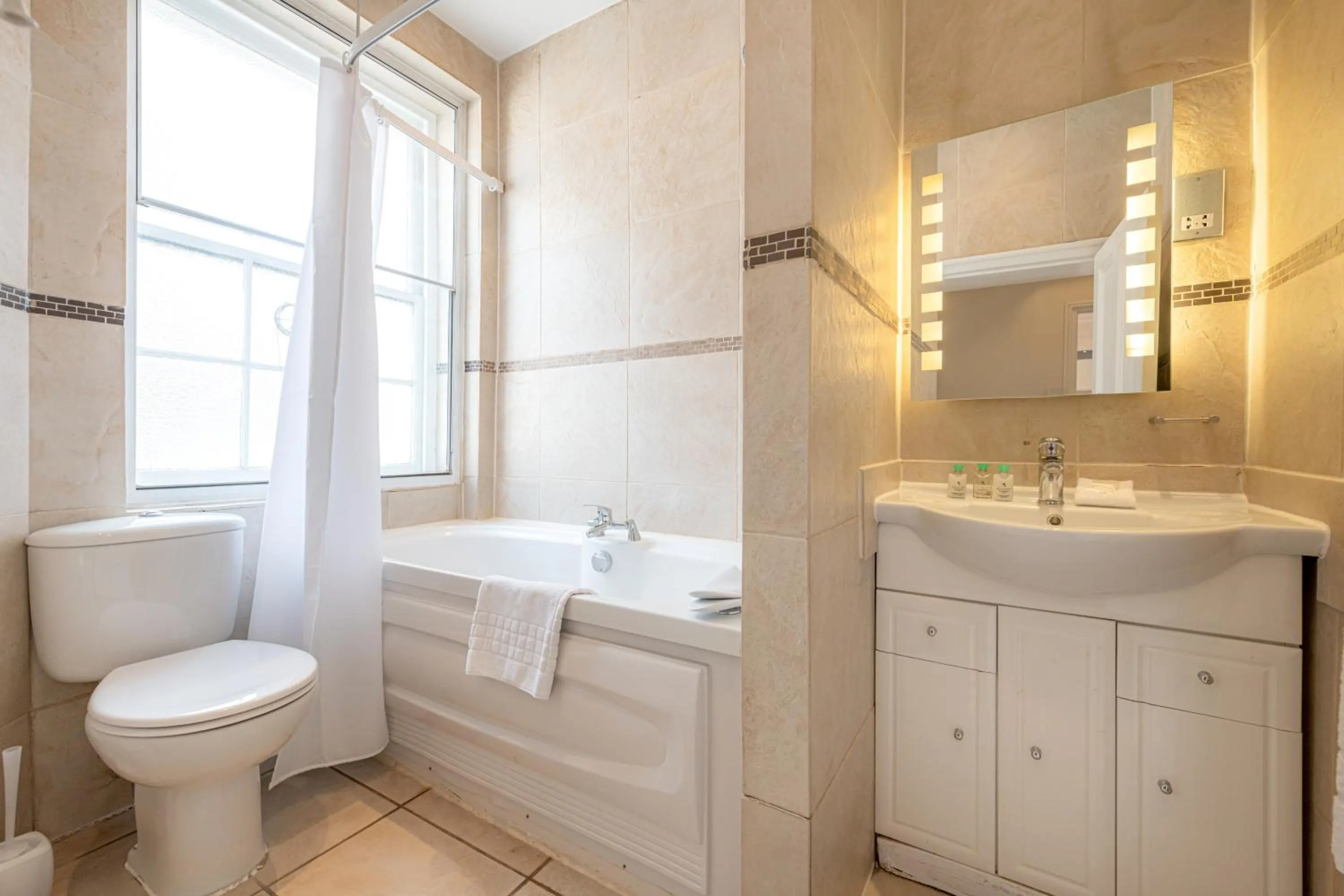 Toilet in 17 Hertford Street