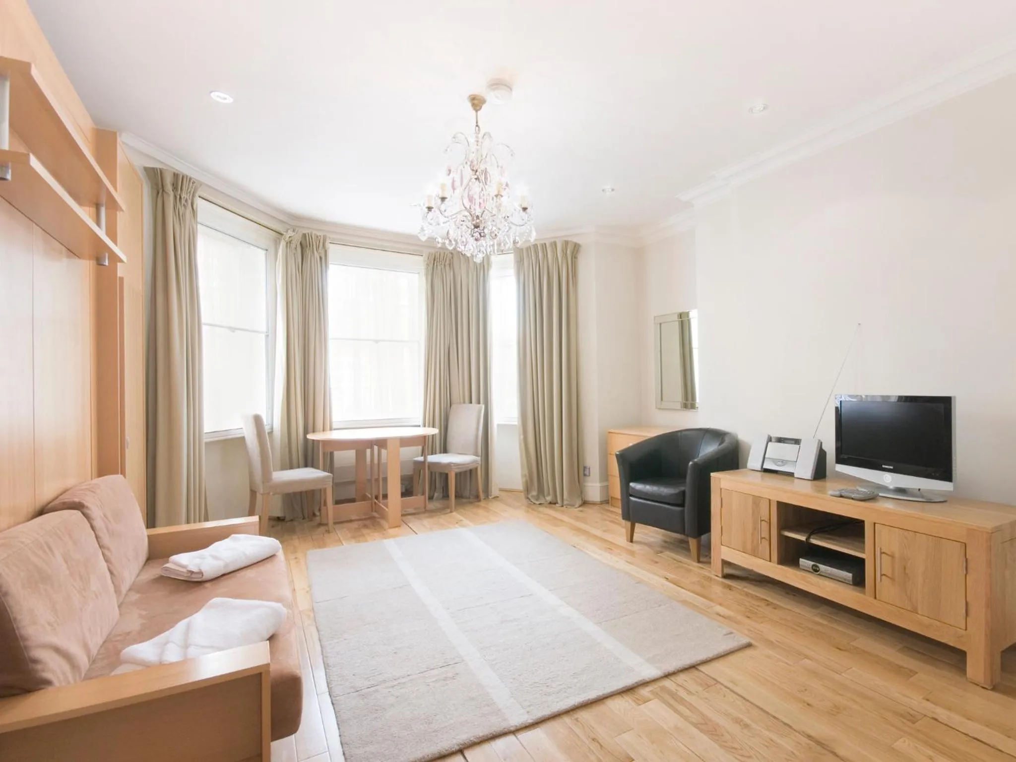 Living room in 17 Hertford Street