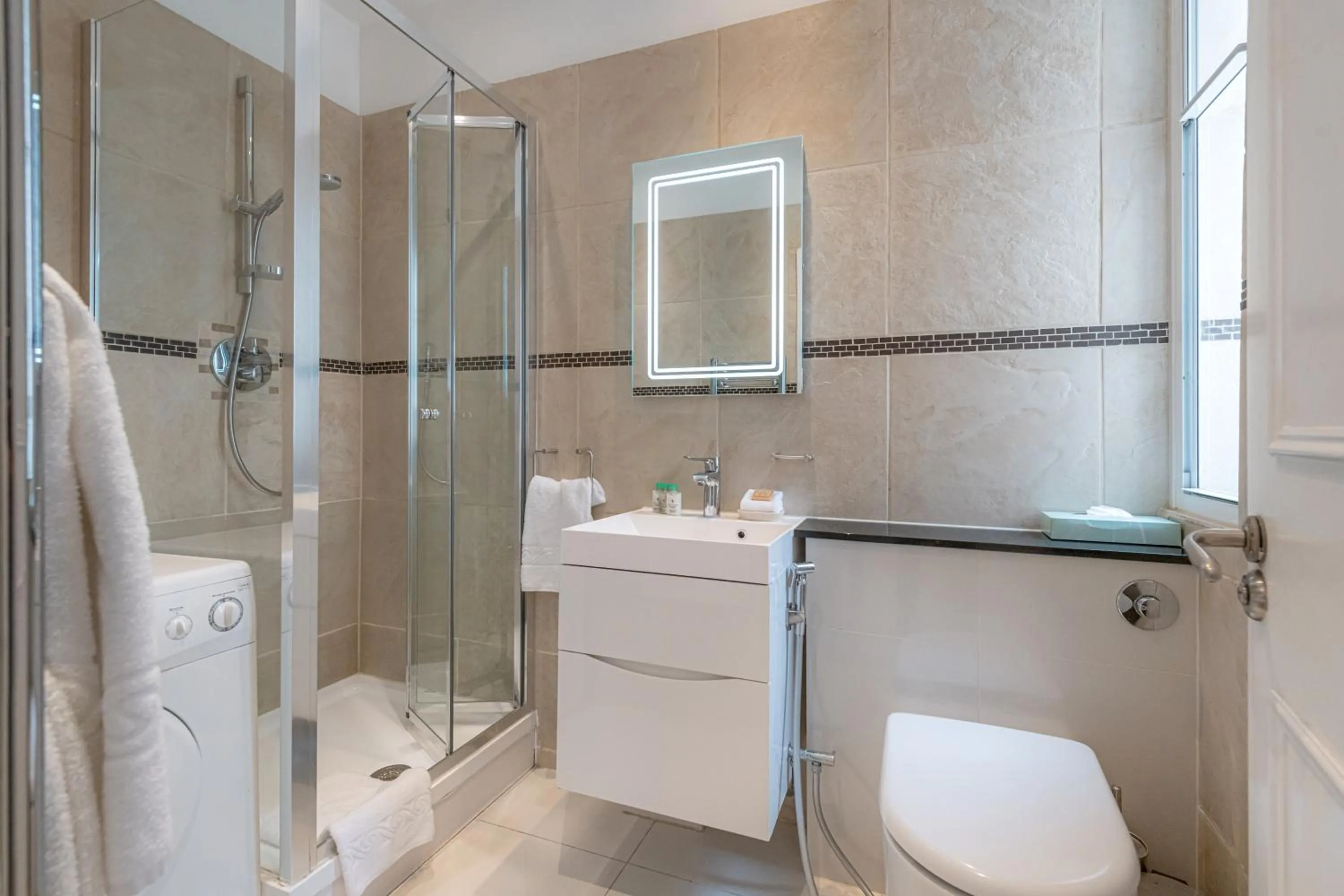 Shower in 17 Hertford Street