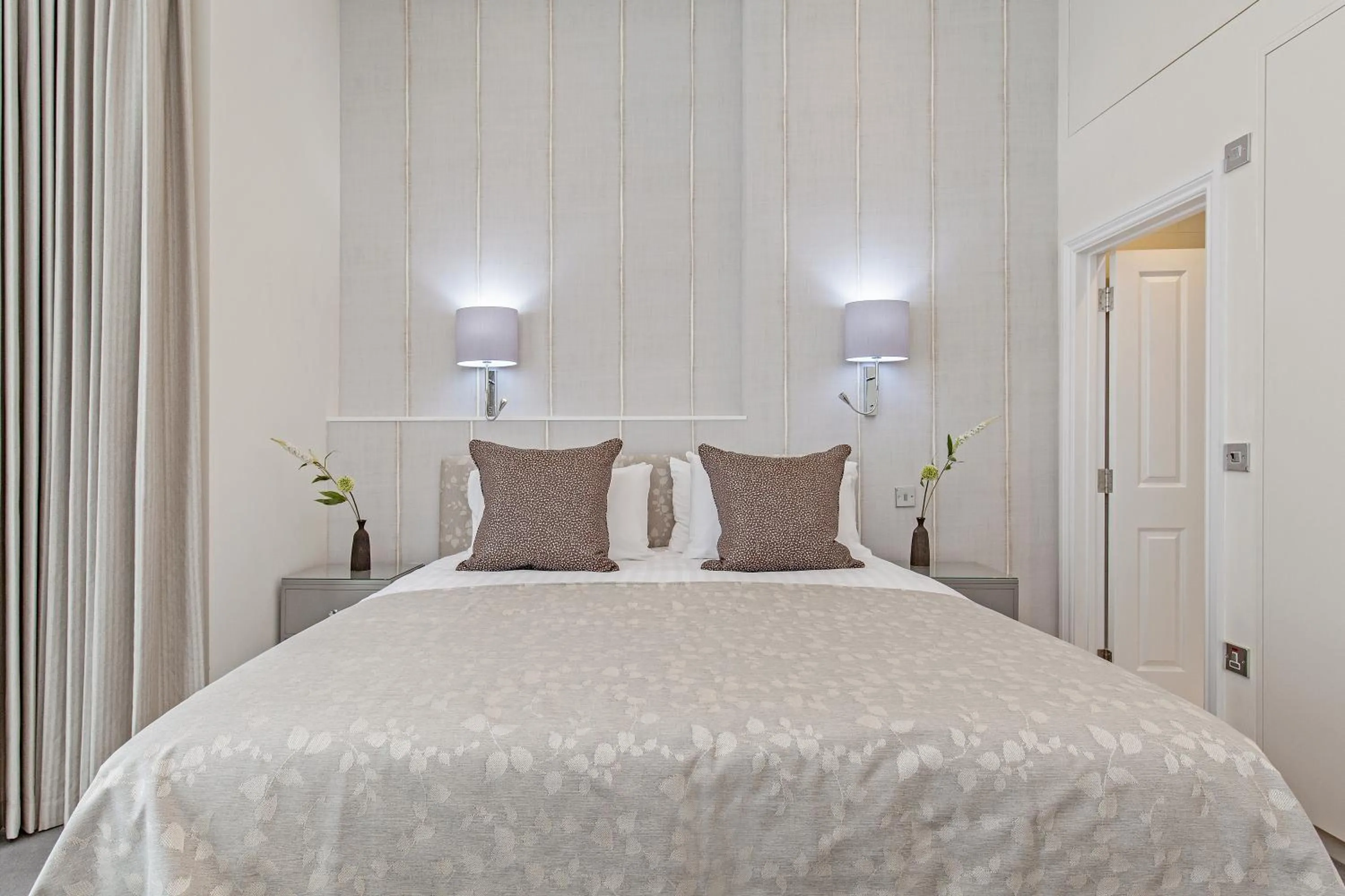 Bedroom, Bed in Chesham Court Knightsbridge