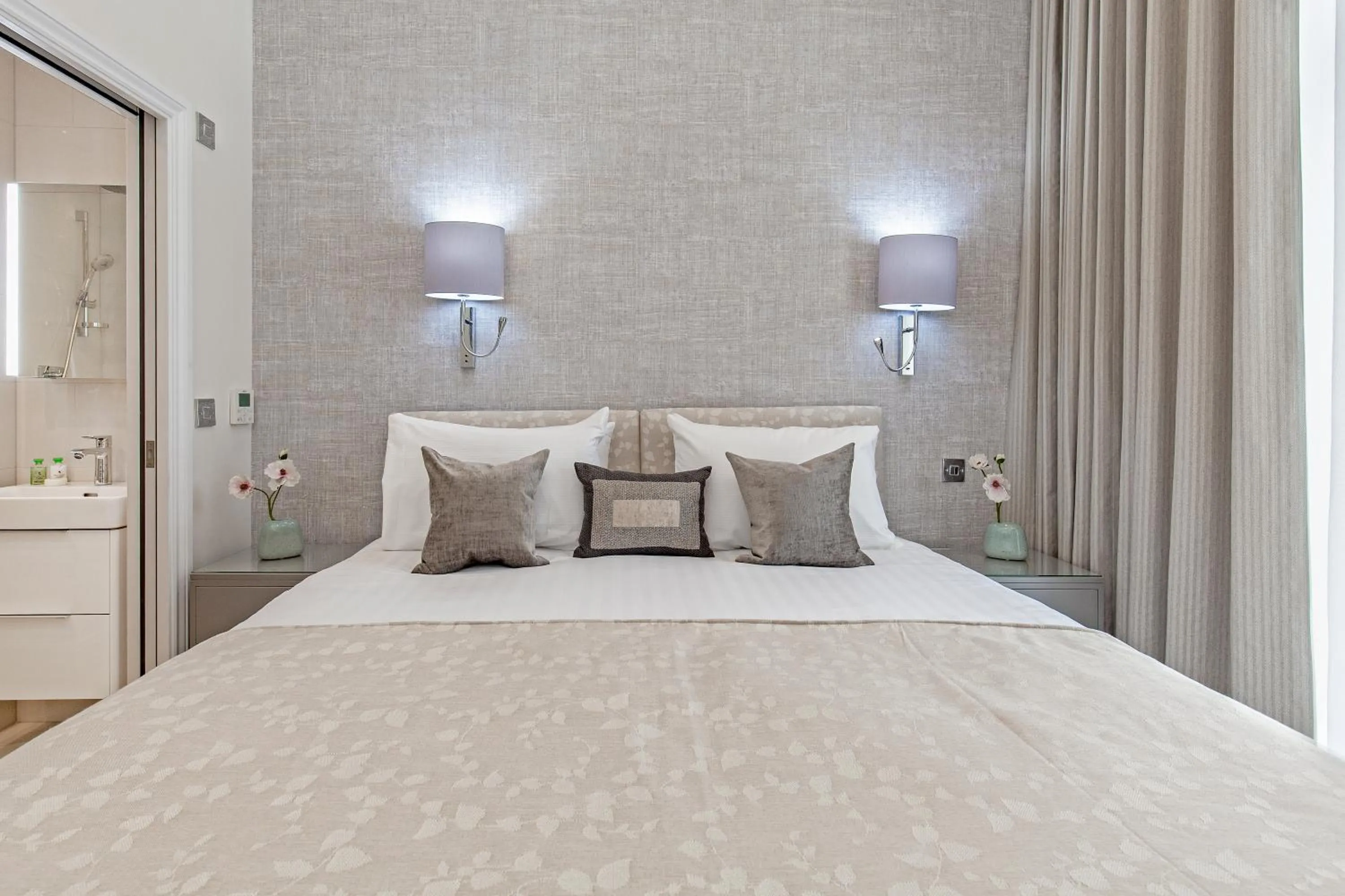 Bedroom, Bed in Chesham Court Knightsbridge