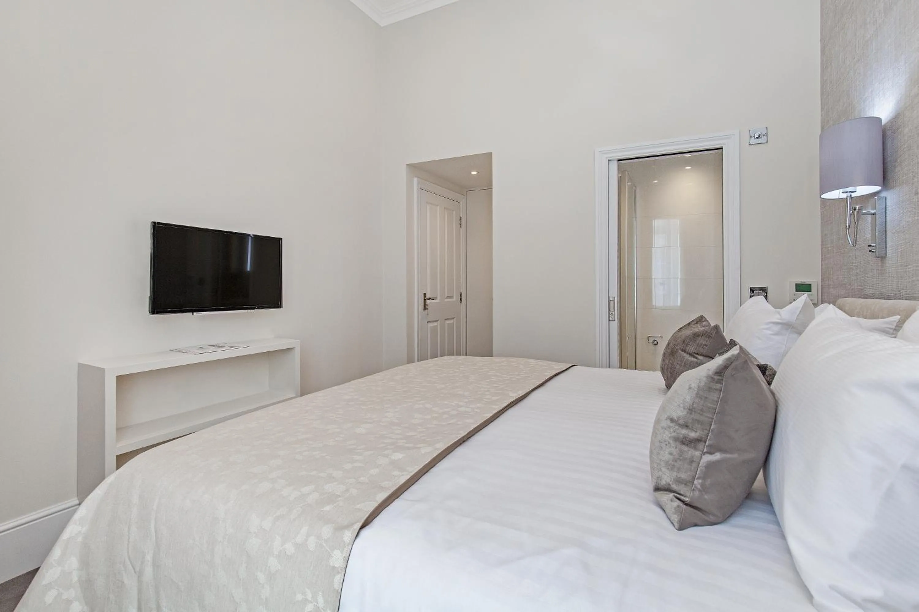 Bedroom, Bed in Chesham Court Knightsbridge