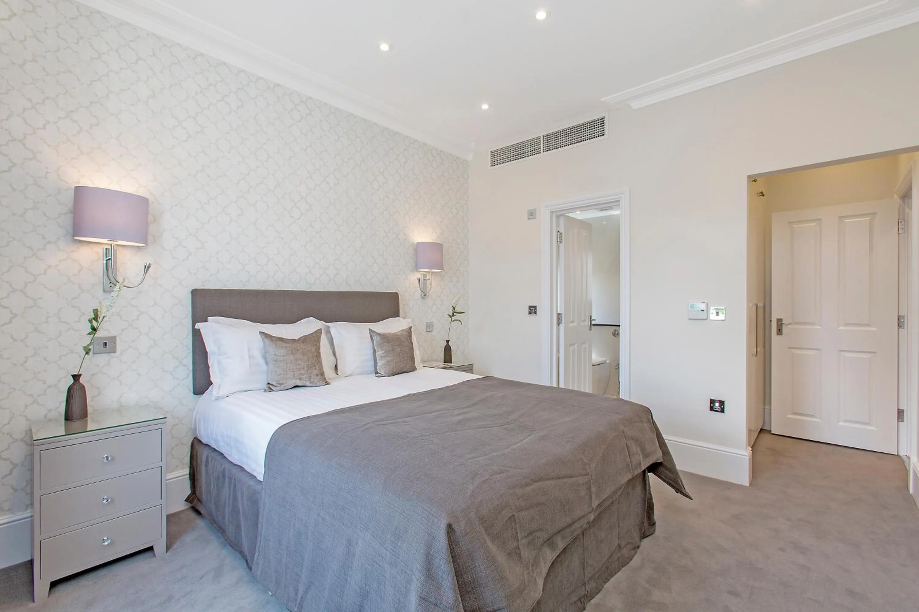 Bedroom, Bed in Chesham Court Knightsbridge