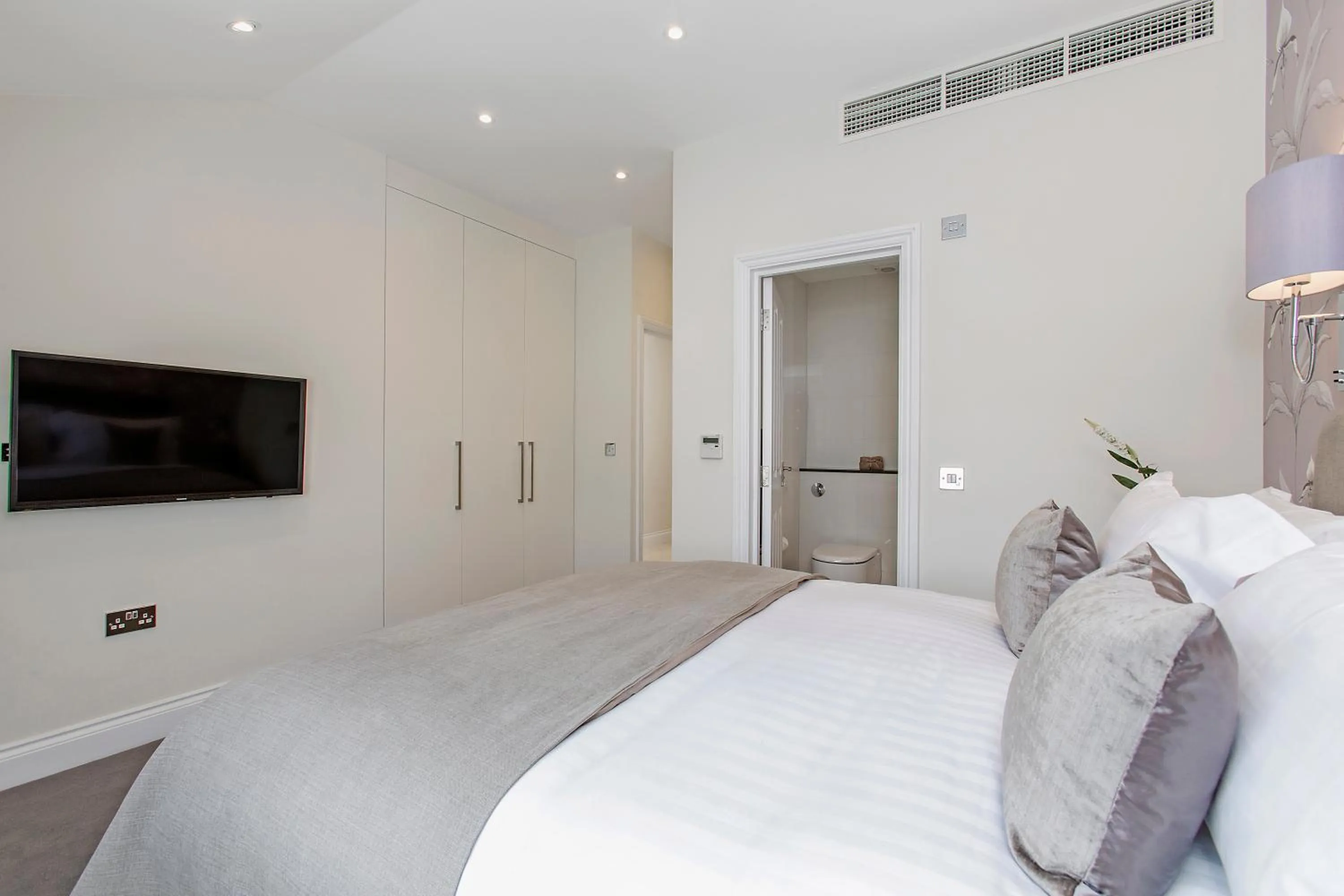 Bedroom, Bed in Chesham Court Knightsbridge