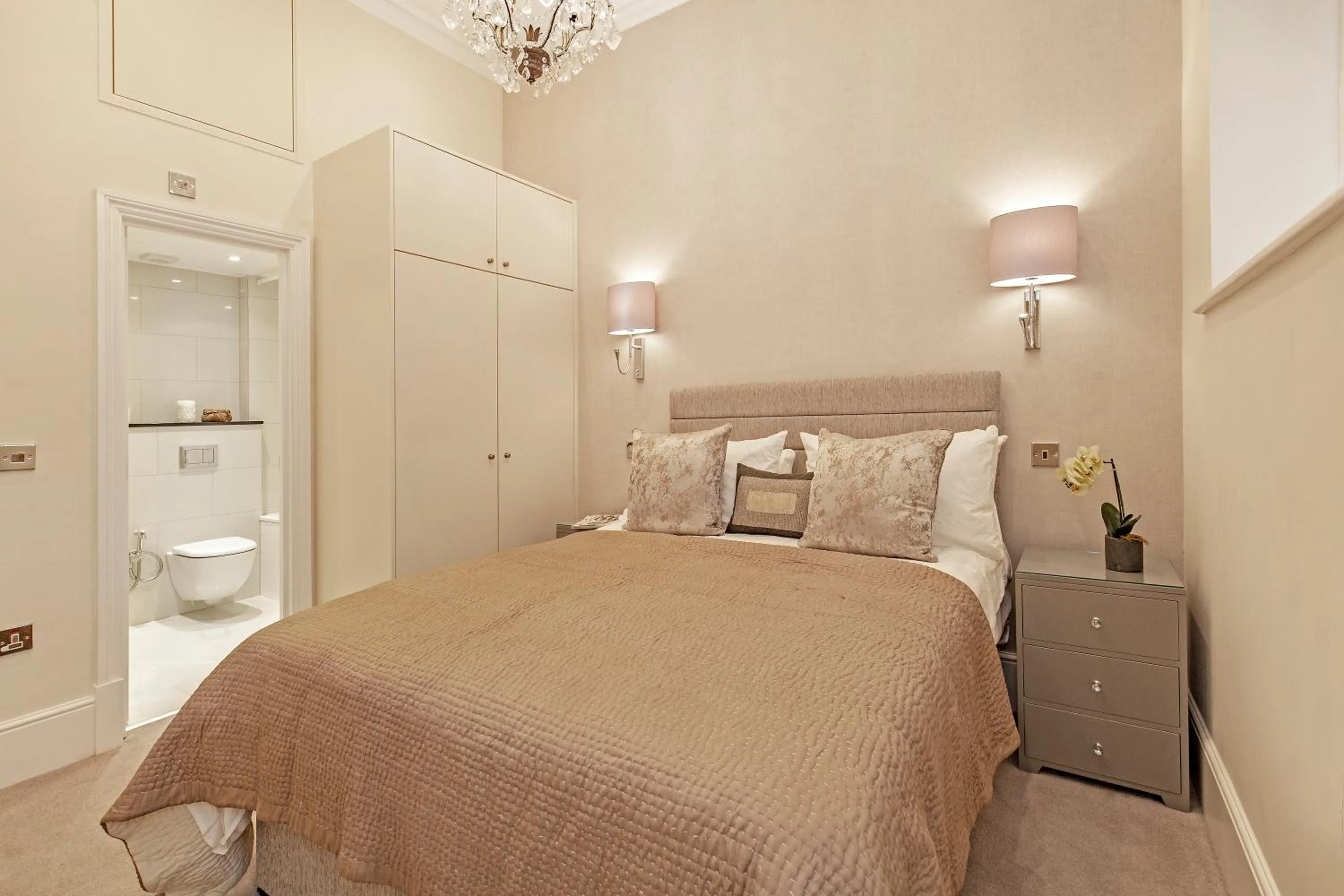 Bedroom, Bed in Chesham Court Knightsbridge