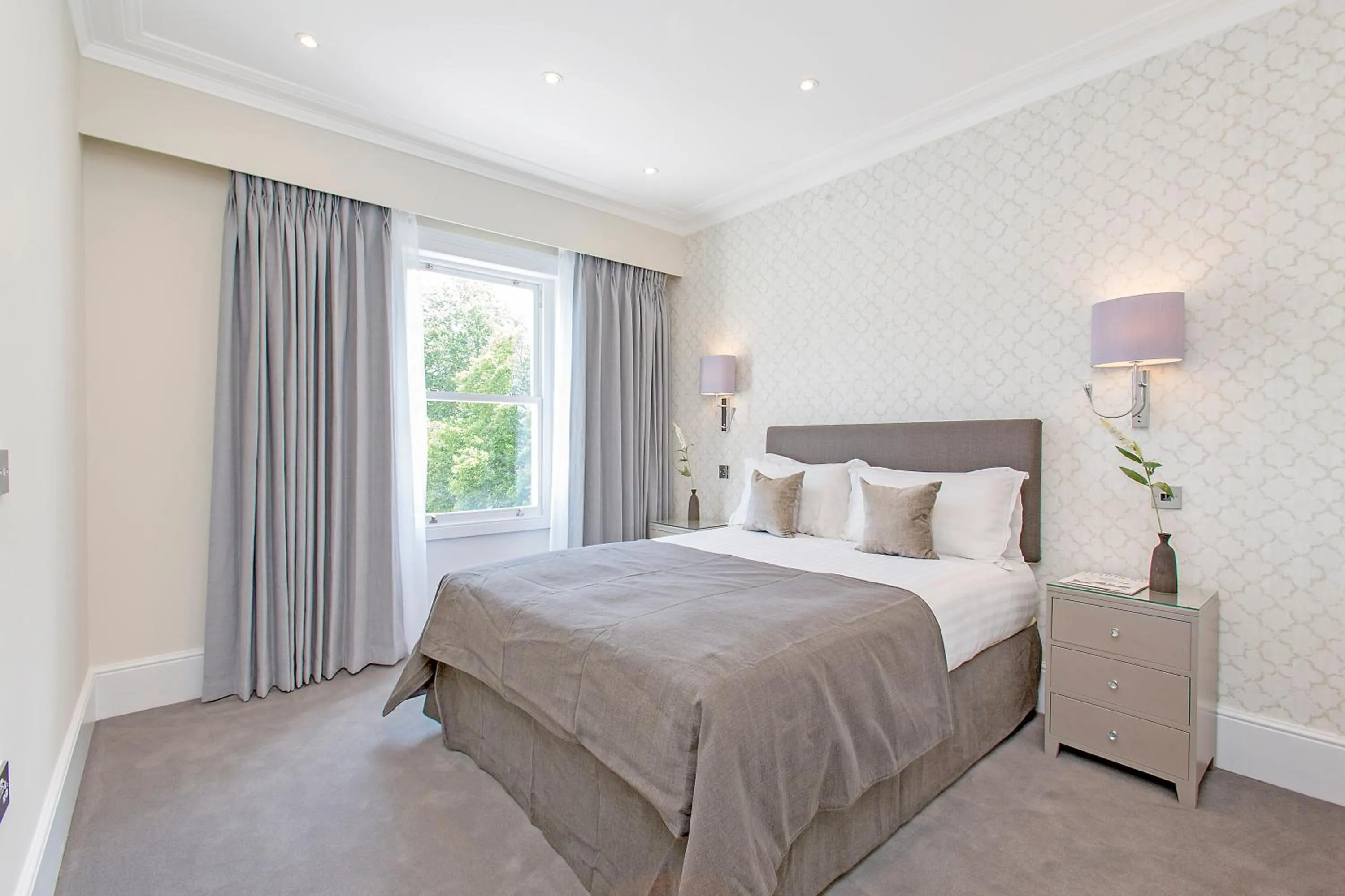 Bedroom, Bed in Chesham Court Knightsbridge