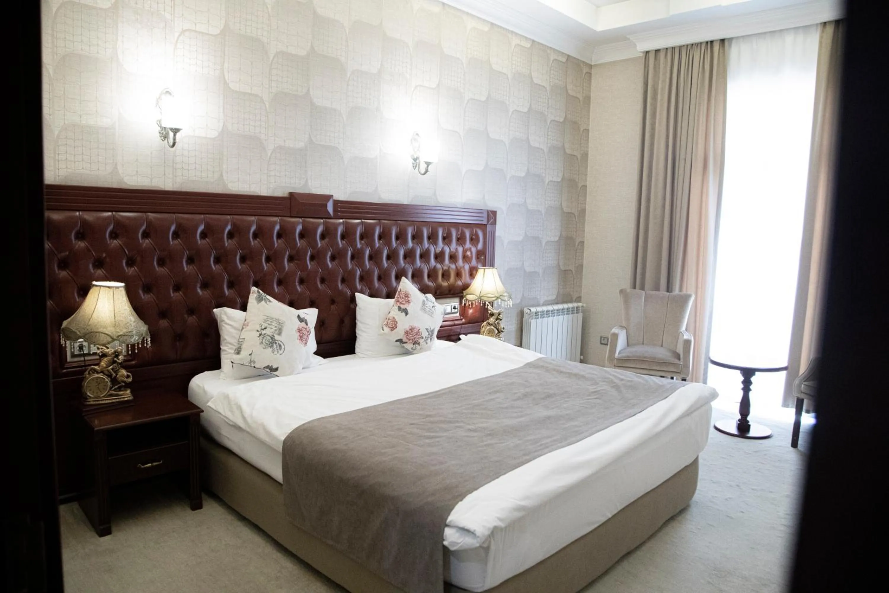 Photo of the whole room, Bed in Capitol Hotel