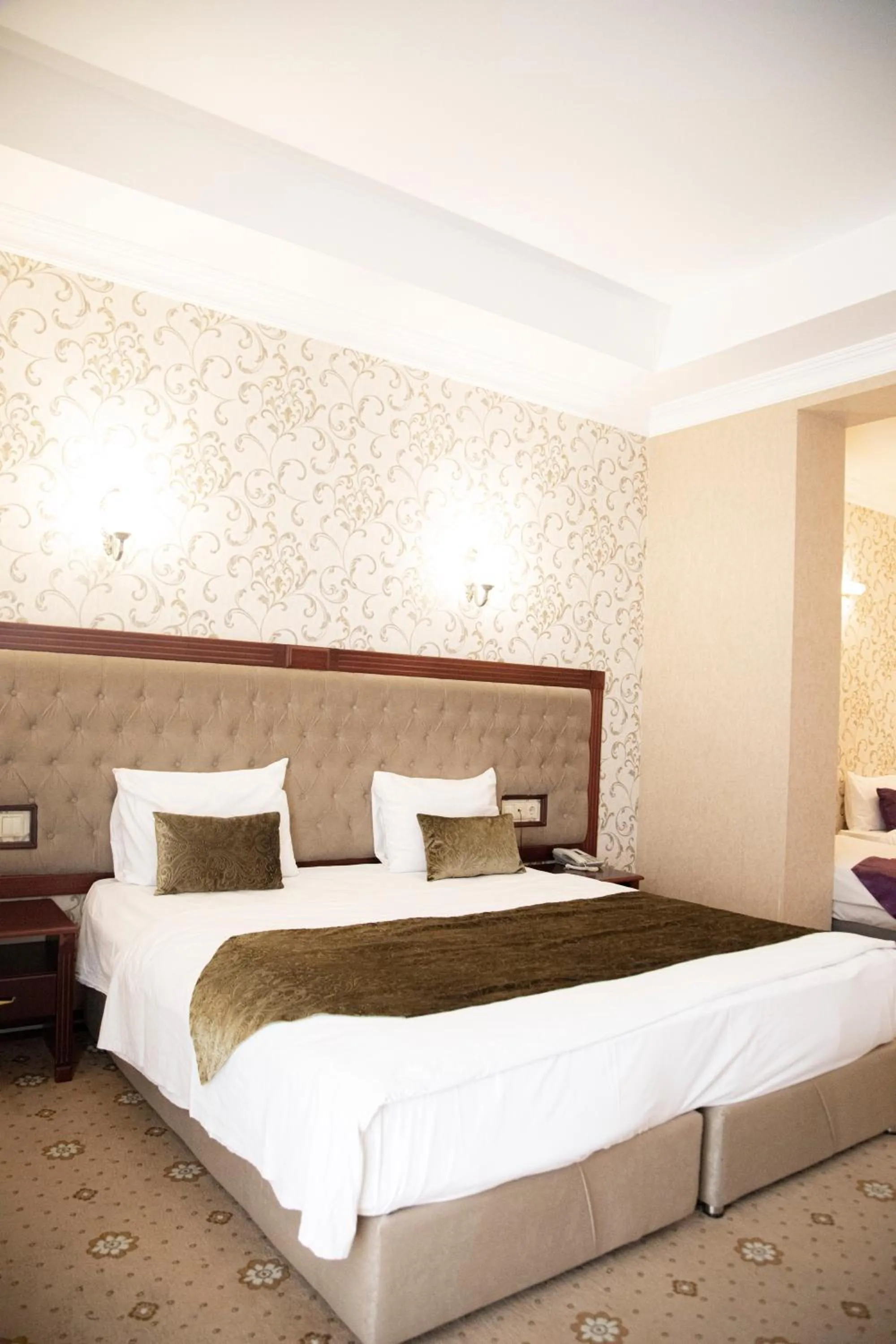 Property building, Bed in Capitol Hotel