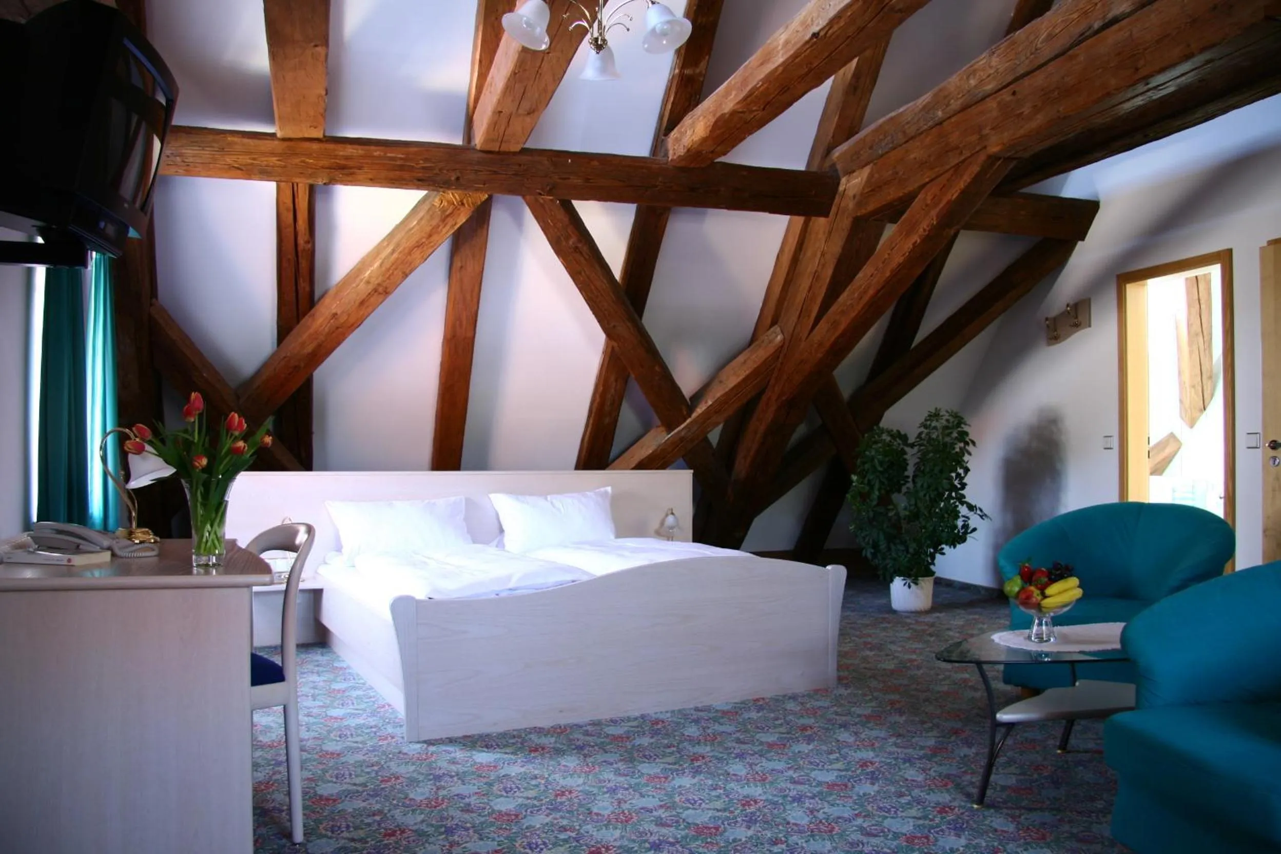 Photo of the whole room, Bed in Hotel Zur Krone