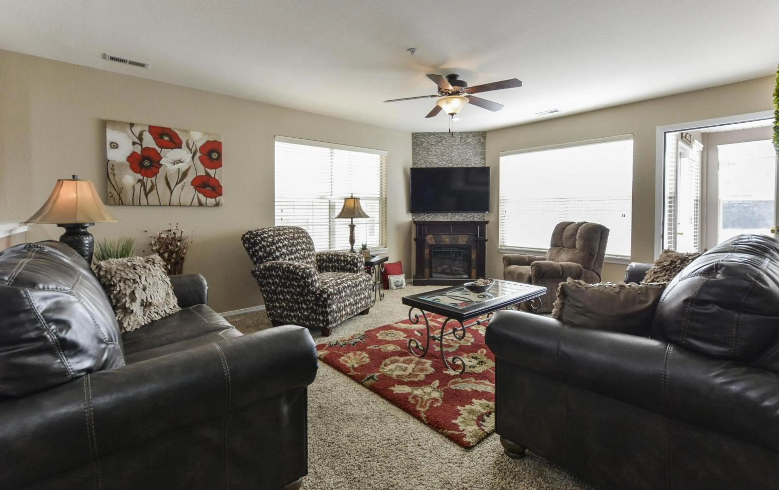 Living room in Little House On The Fairway- Luxury Golf Condo -updated - 2min Off Strip!!