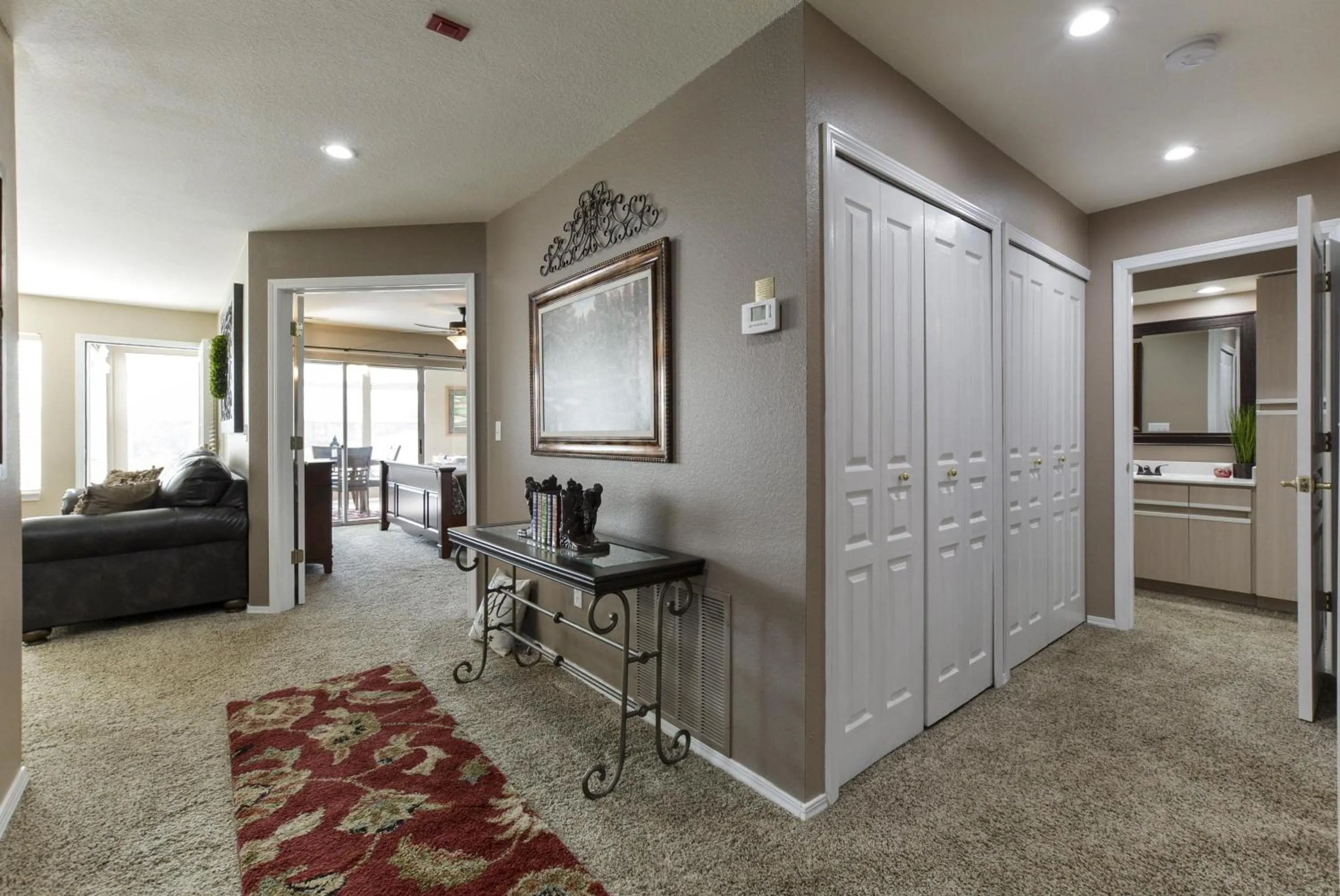 Kitchen or kitchenette in Little House On The Fairway- Luxury Golf Condo -updated - 2min Off Strip!!