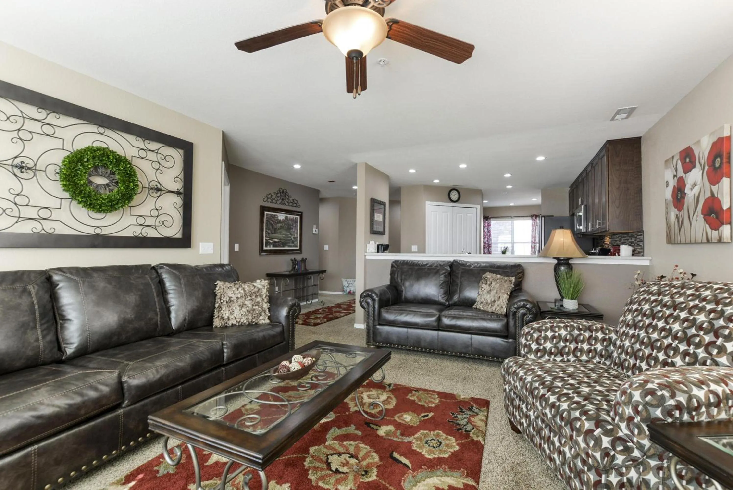 Living room in Little House On The Fairway- Luxury Golf Condo -updated - 2min Off Strip!!