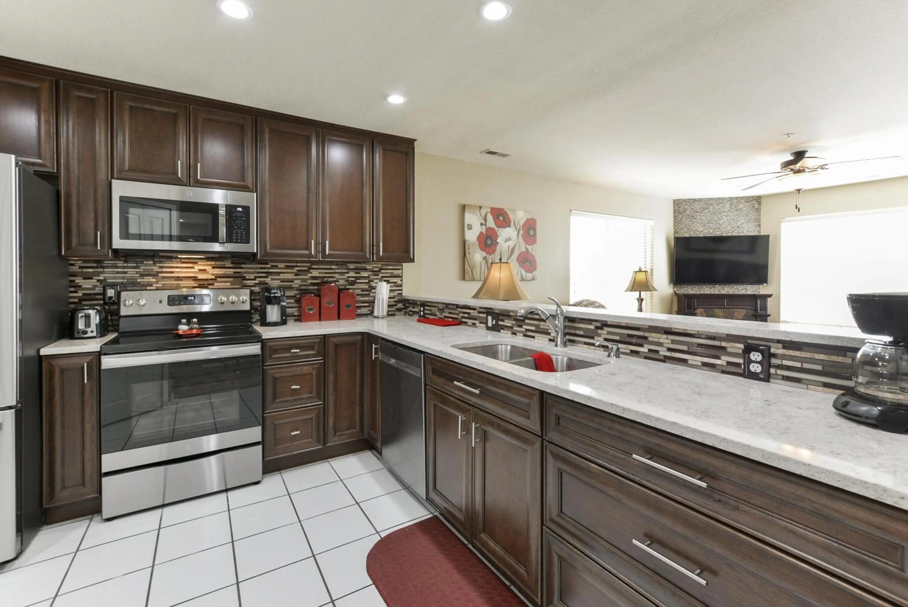 Kitchen or kitchenette in Little House On The Fairway- Luxury Golf Condo -updated - 2min Off Strip!!
