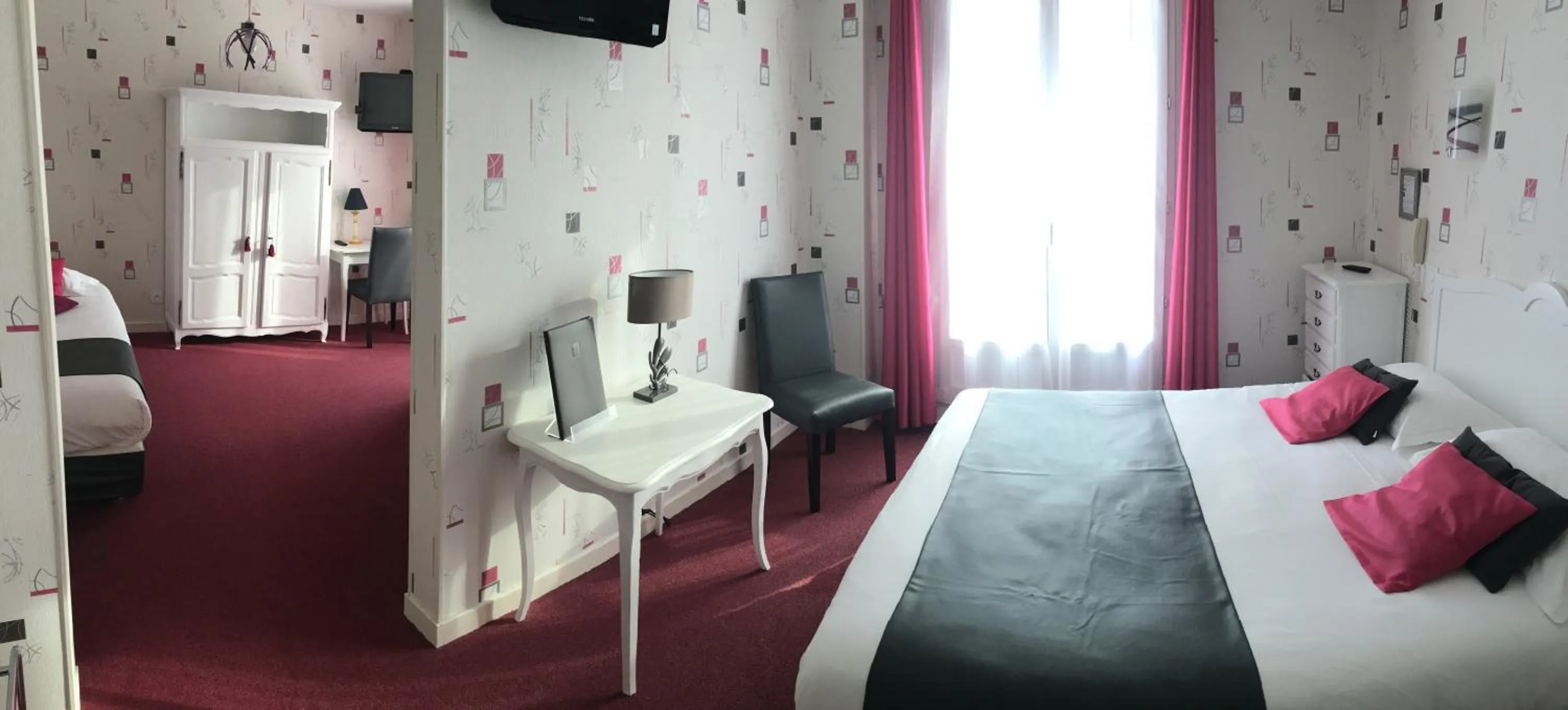 Bed in Hôtel Restaurant Le Grillon