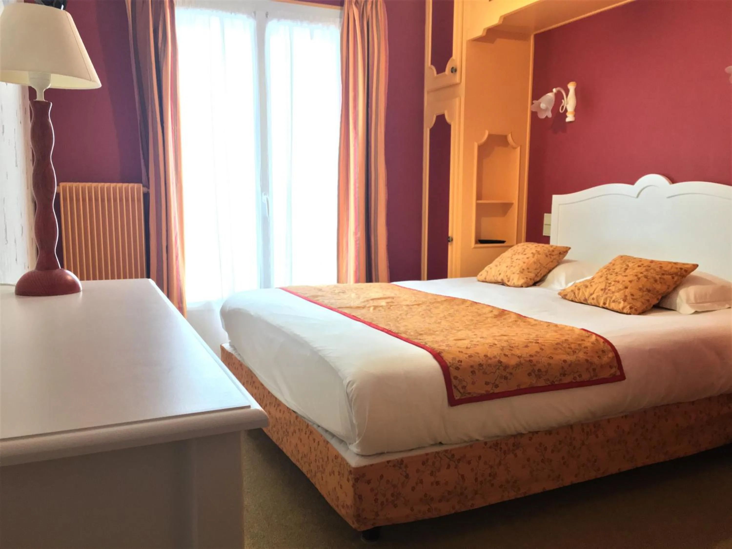 Bed in Hôtel Restaurant Le Grillon