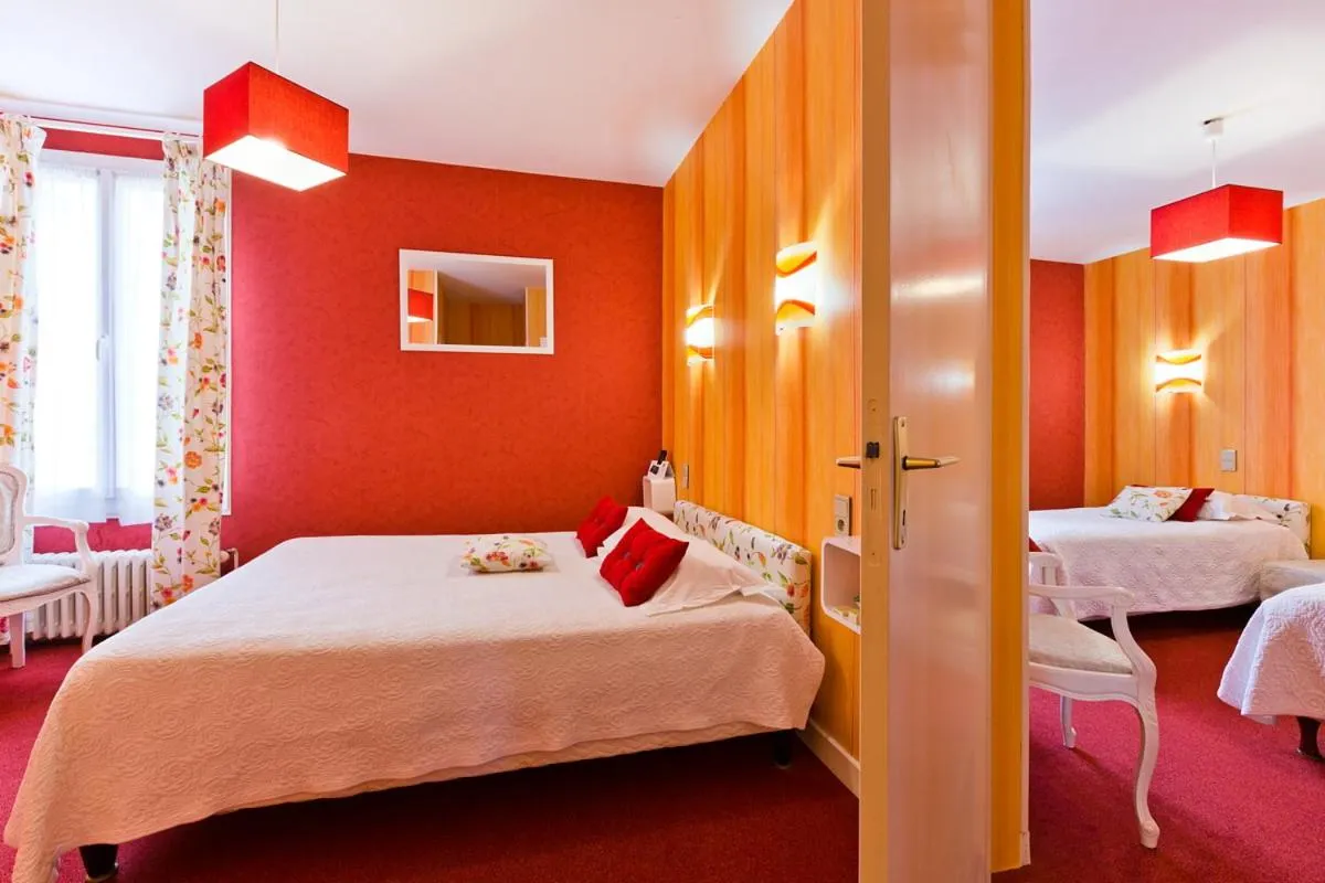 Bed in Hôtel Restaurant Le Grillon