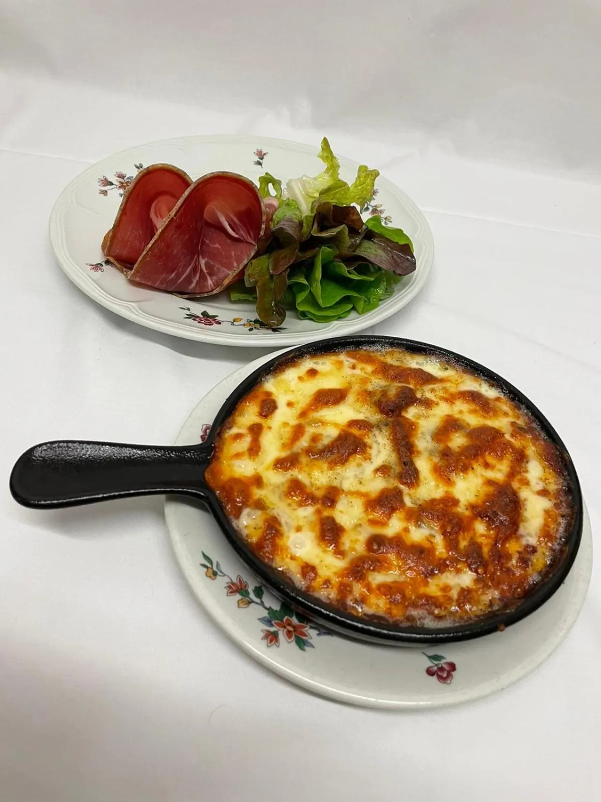 Restaurant/places to eat in Hôtel Restaurant Le Grillon