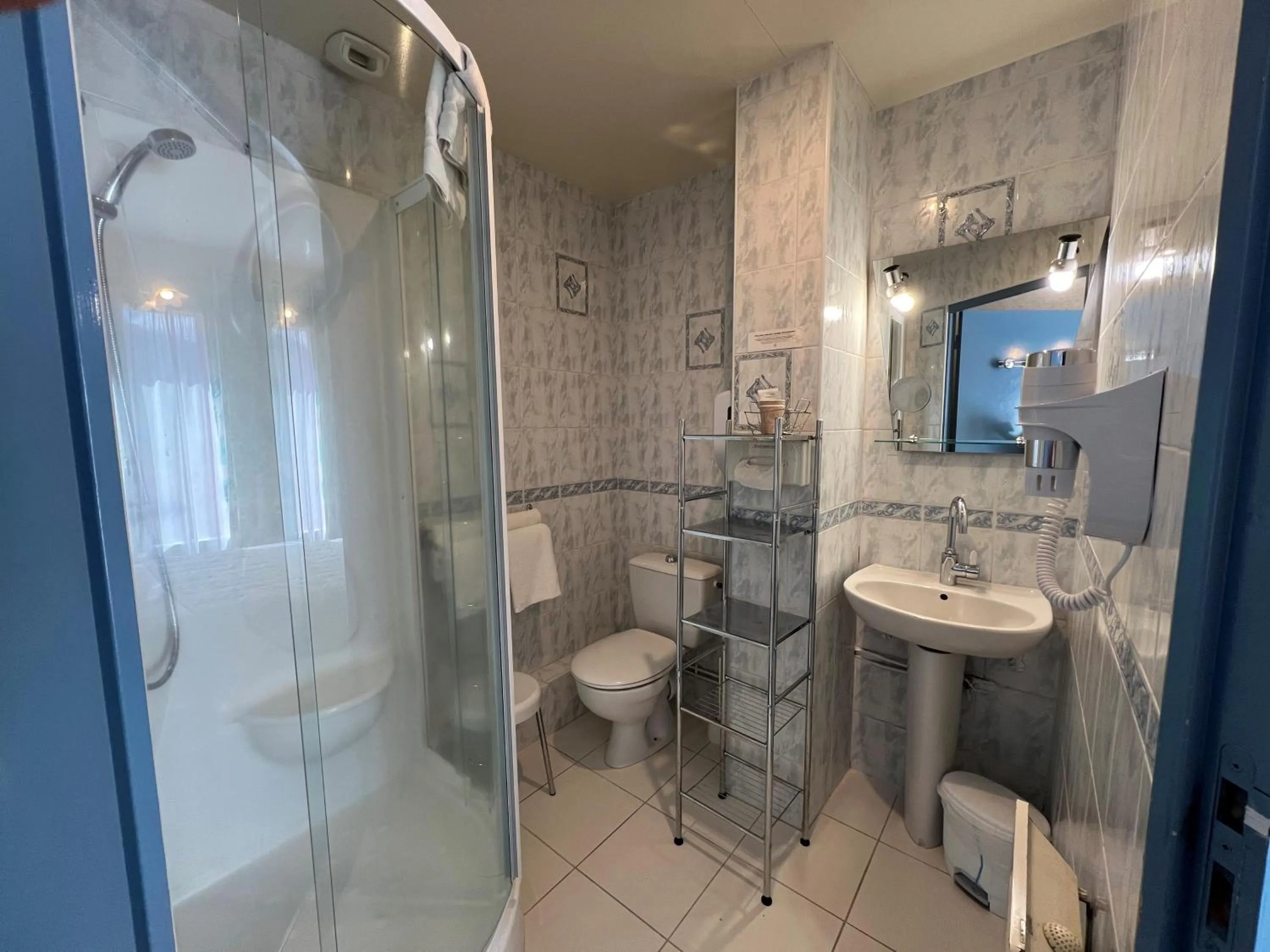 Bathroom in Hôtel Restaurant Le Grillon