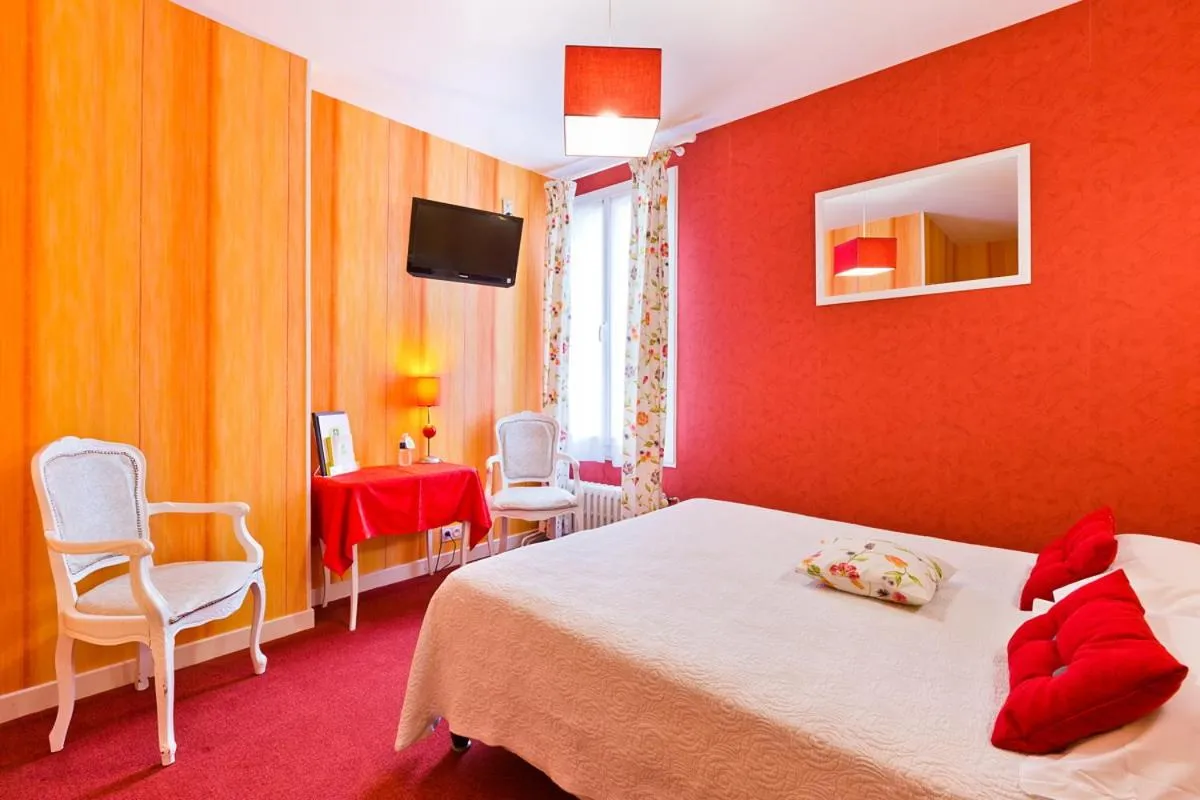 Photo of the whole room, Bed in Hôtel Restaurant Le Grillon