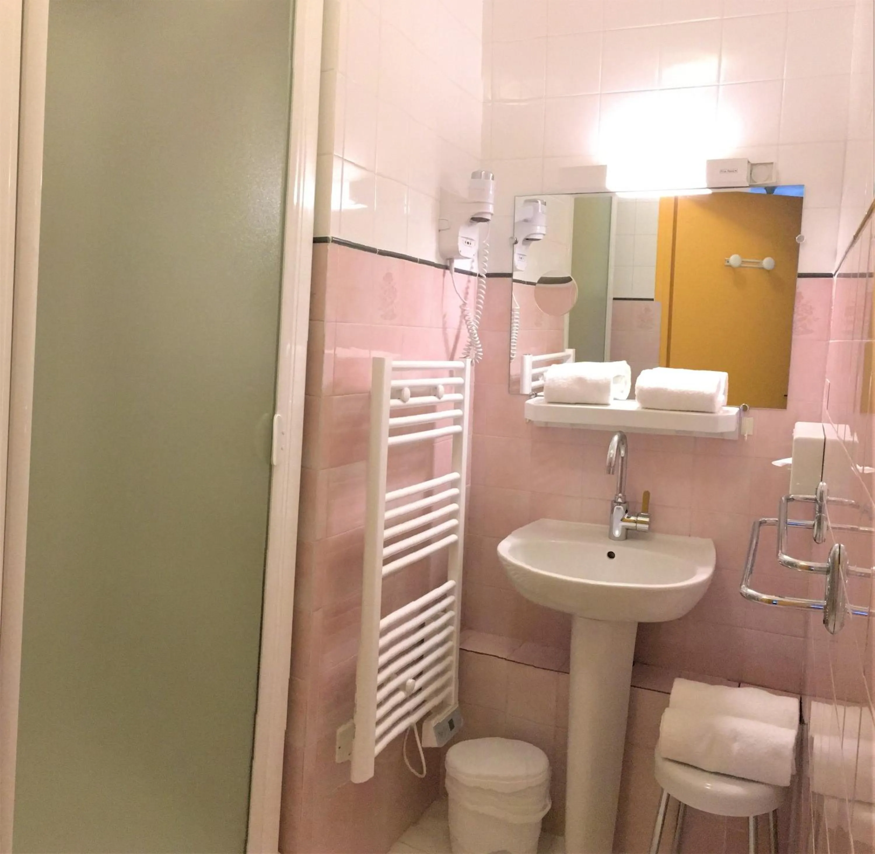 Bathroom in Hôtel Restaurant Le Grillon