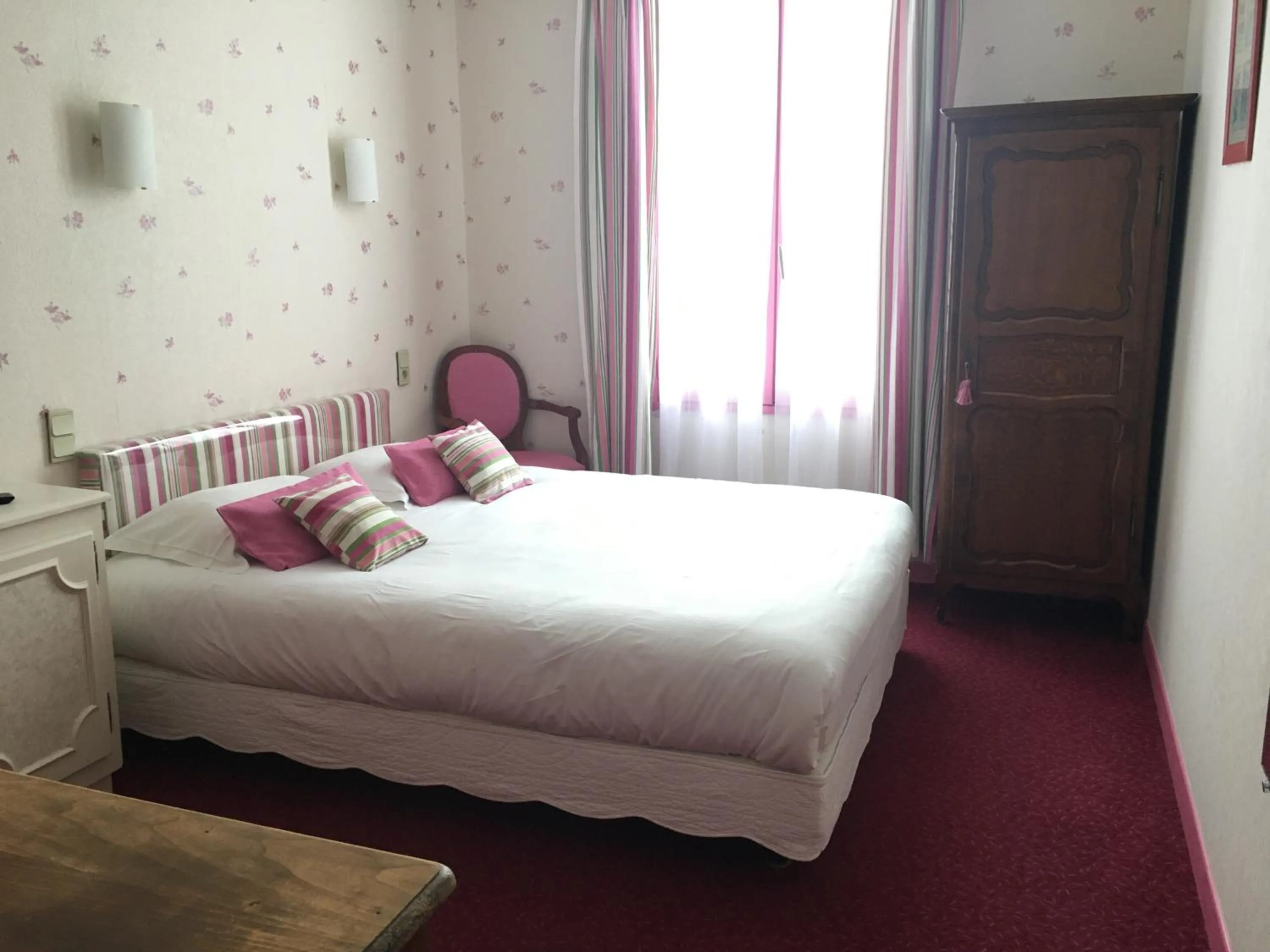 Bed in Hôtel Restaurant Le Grillon