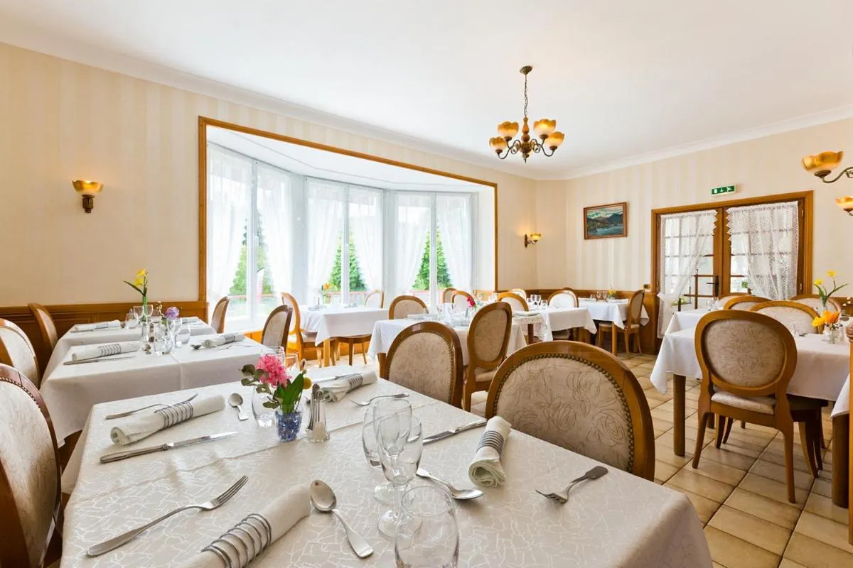 Restaurant/places to eat in Hôtel Restaurant Le Grillon