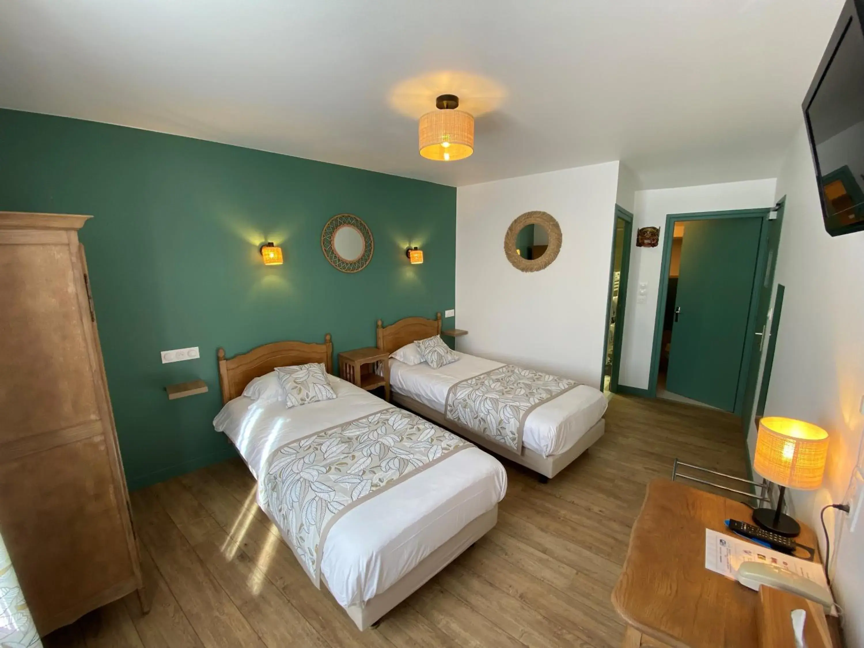 Twin Room in Hôtel Restaurant Le Grillon Twin Room in Hôtel Restaurant Le Grillon