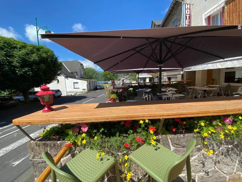 Patio in Hôtel Restaurant Le Grillon