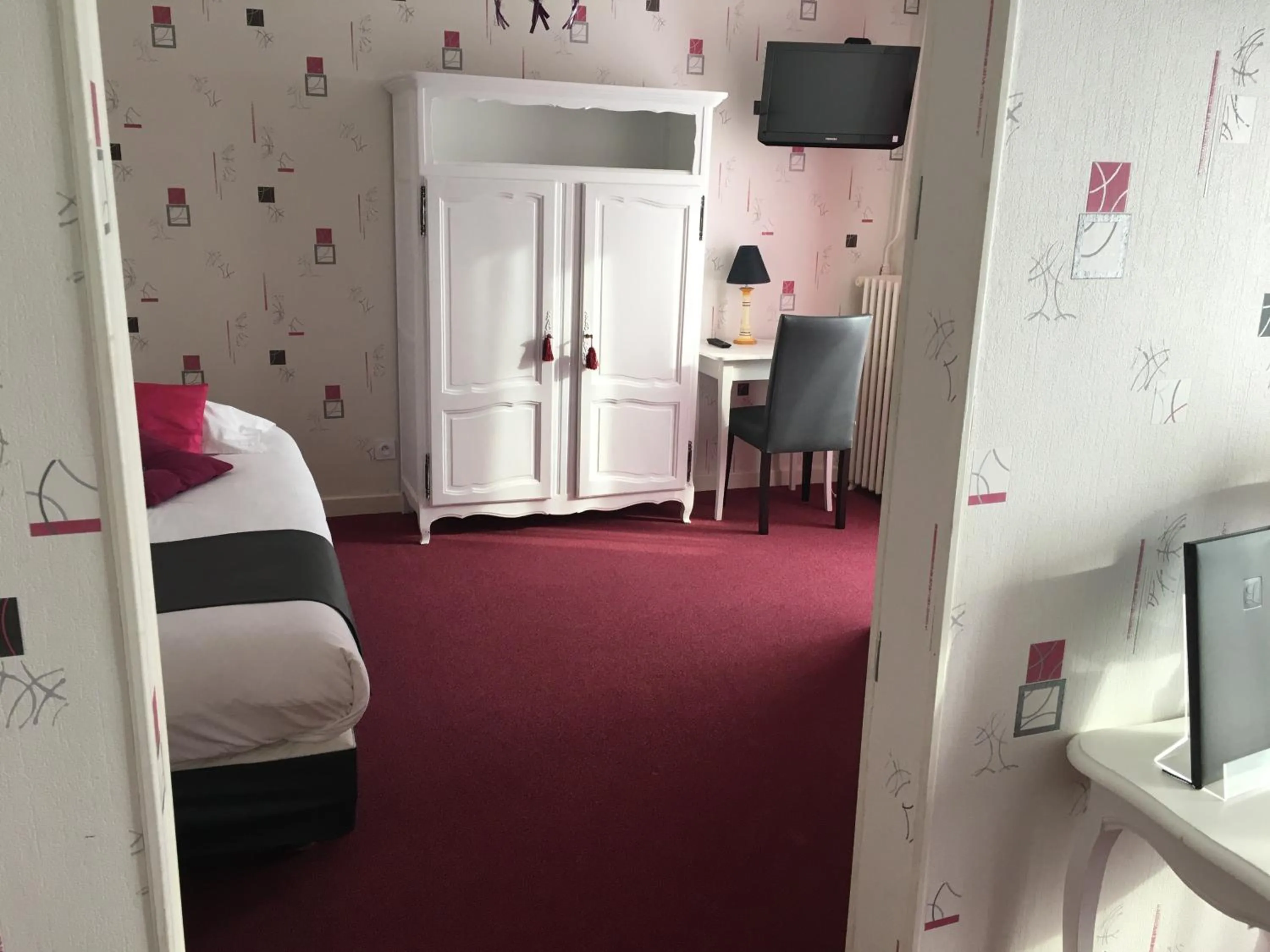 Photo of the whole room, Bed in Hôtel Restaurant Le Grillon