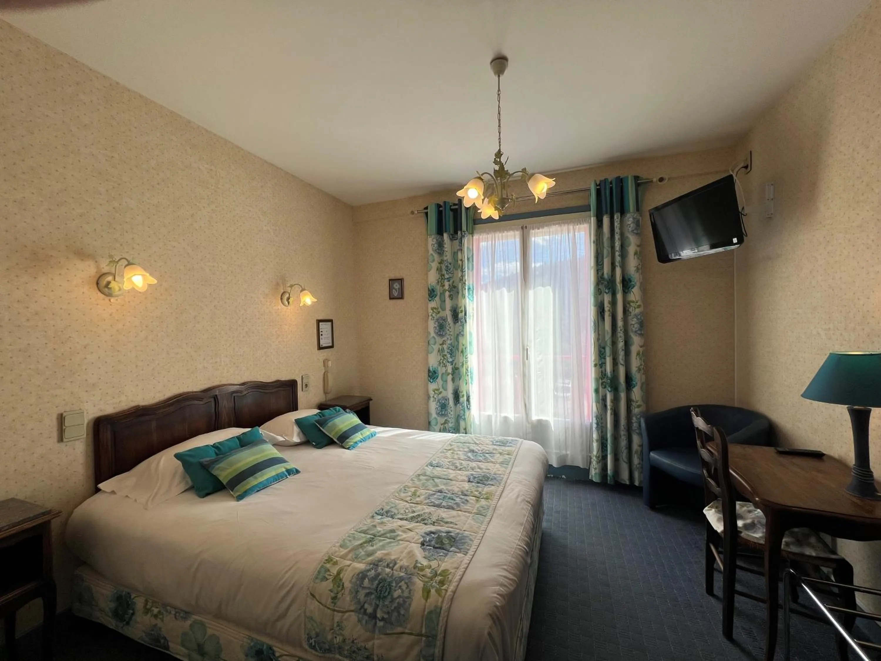 Photo of the whole room, Bed in Hôtel Restaurant Le Grillon