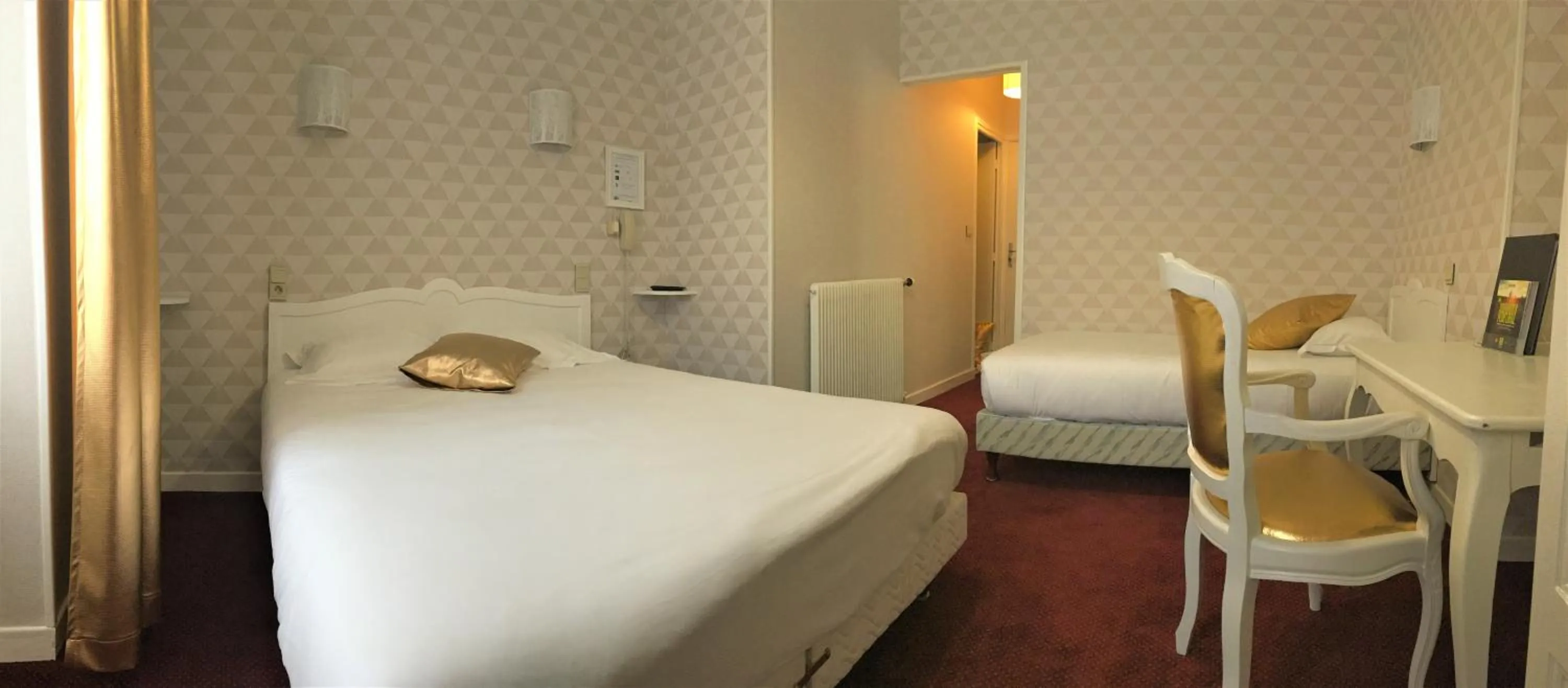 Bed in Hôtel Restaurant Le Grillon