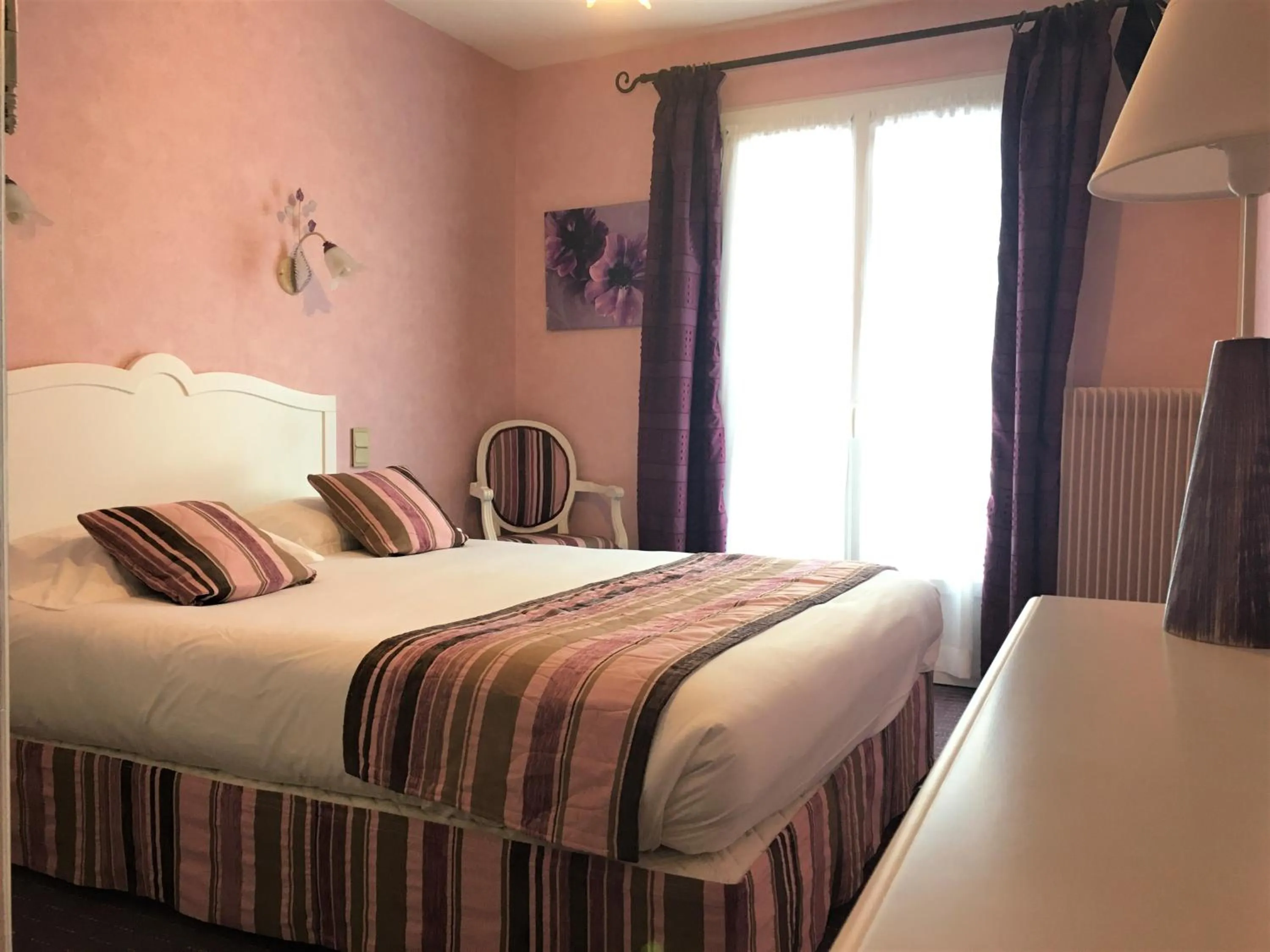 Bed in Hôtel Restaurant Le Grillon