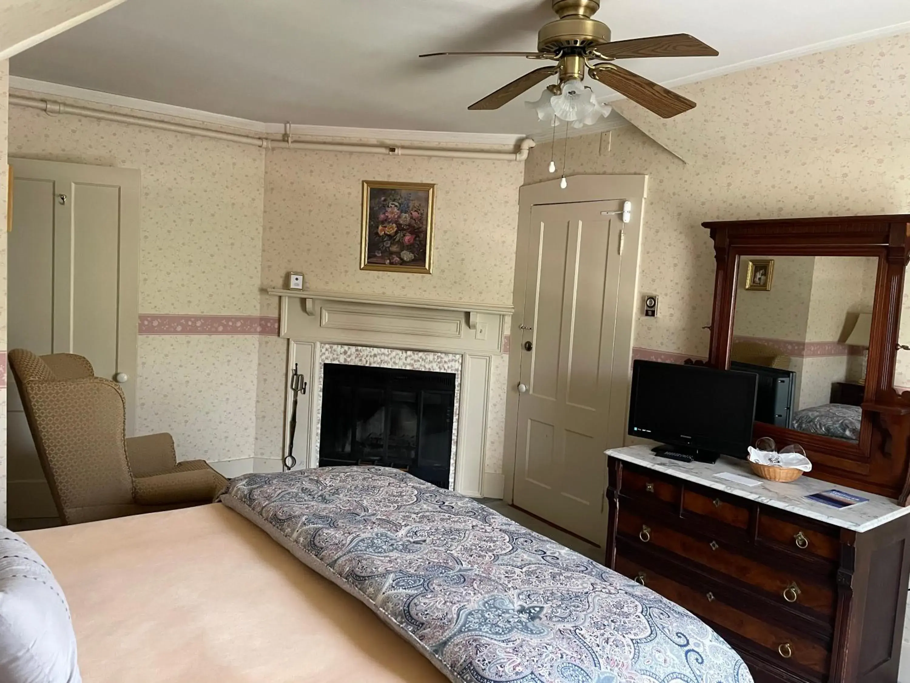 Bedroom, Bed in Deerfield Valley Inn - Mt Snow Bedroom, Bed in Deerfield Valley Inn - Mt Snow