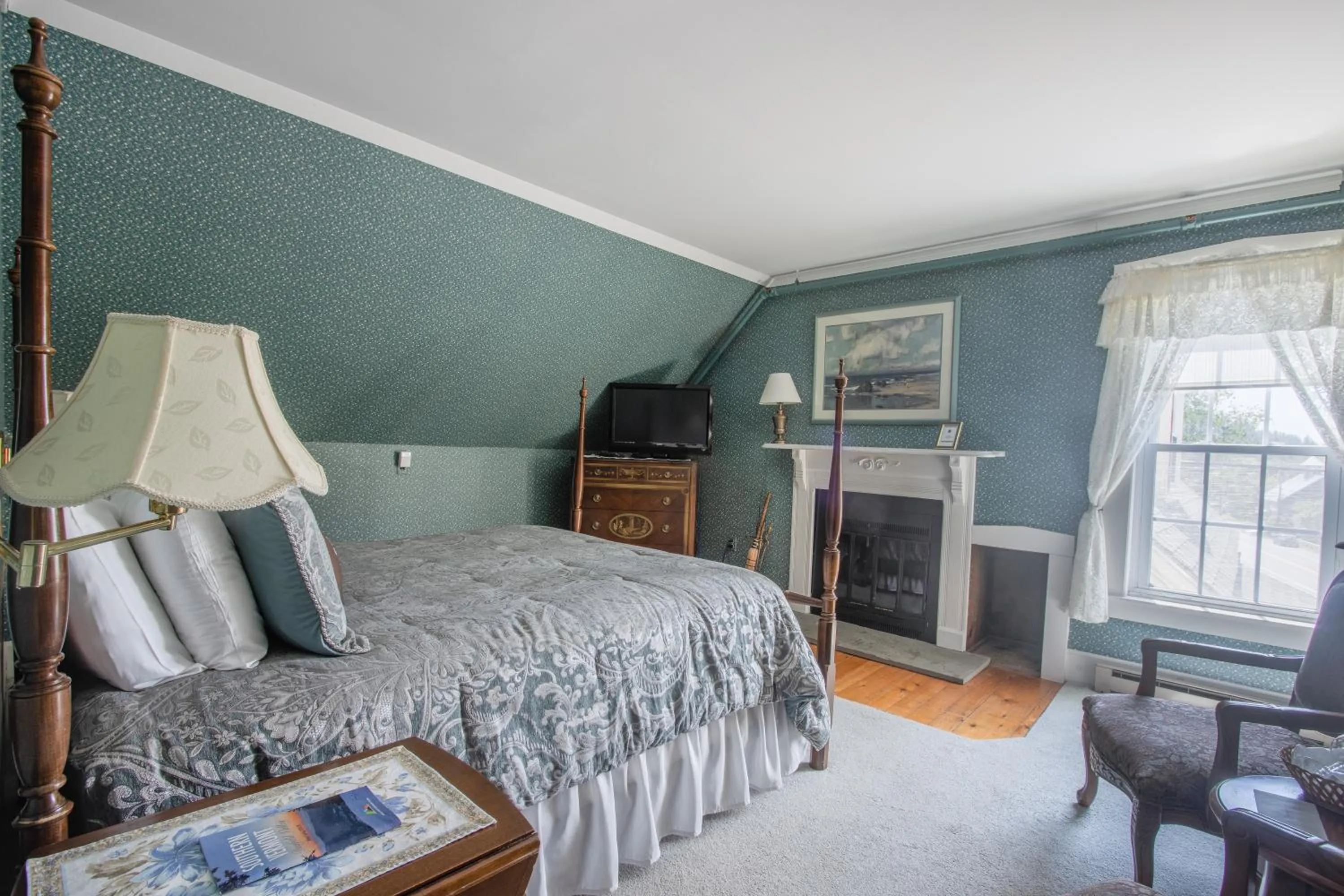 Bedroom, Bed in Deerfield Valley Inn - Mt Snow