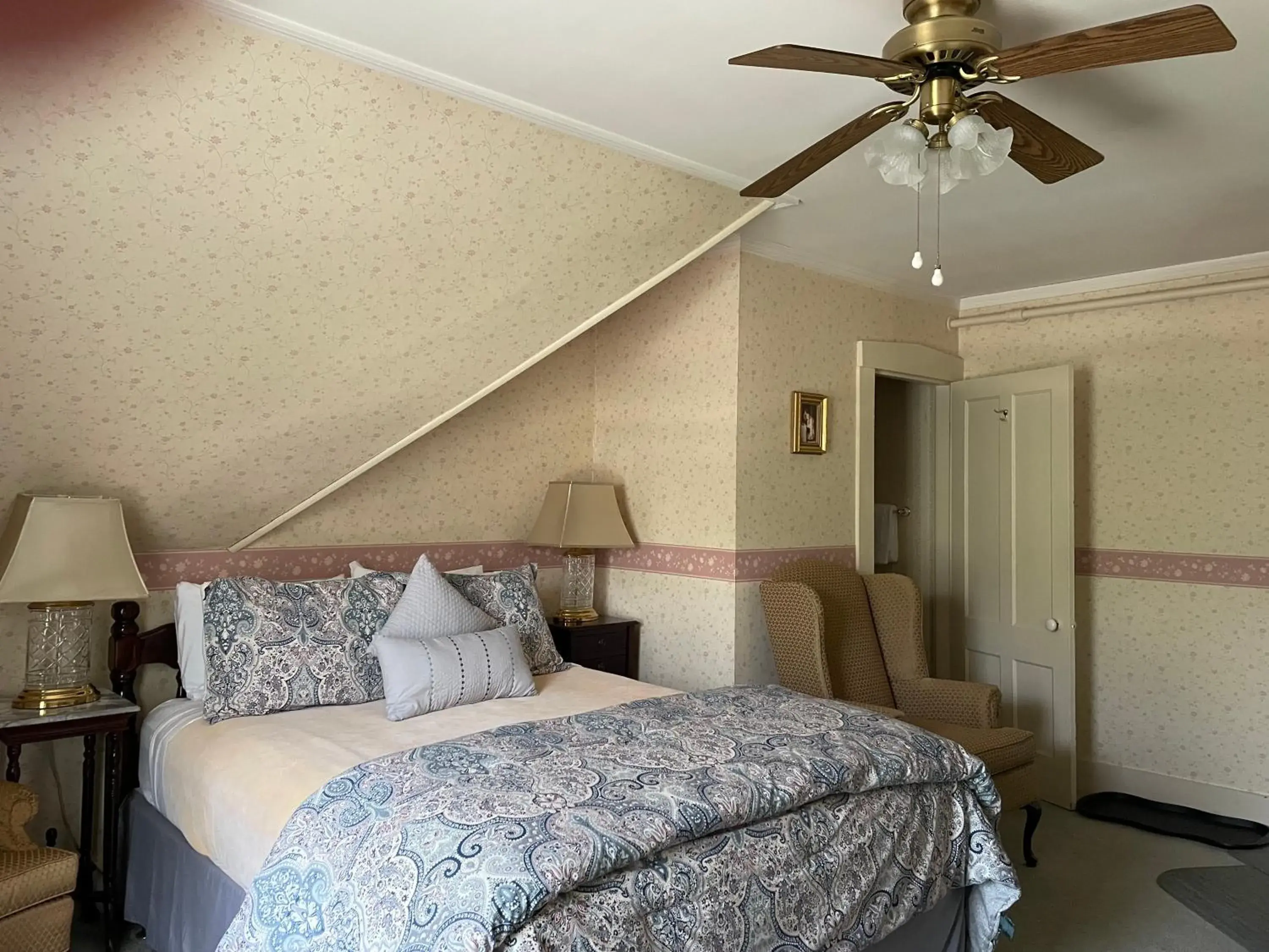 Bedroom, Bed in Deerfield Valley Inn - Mt Snow Bedroom, Bed in Deerfield Valley Inn - Mt Snow