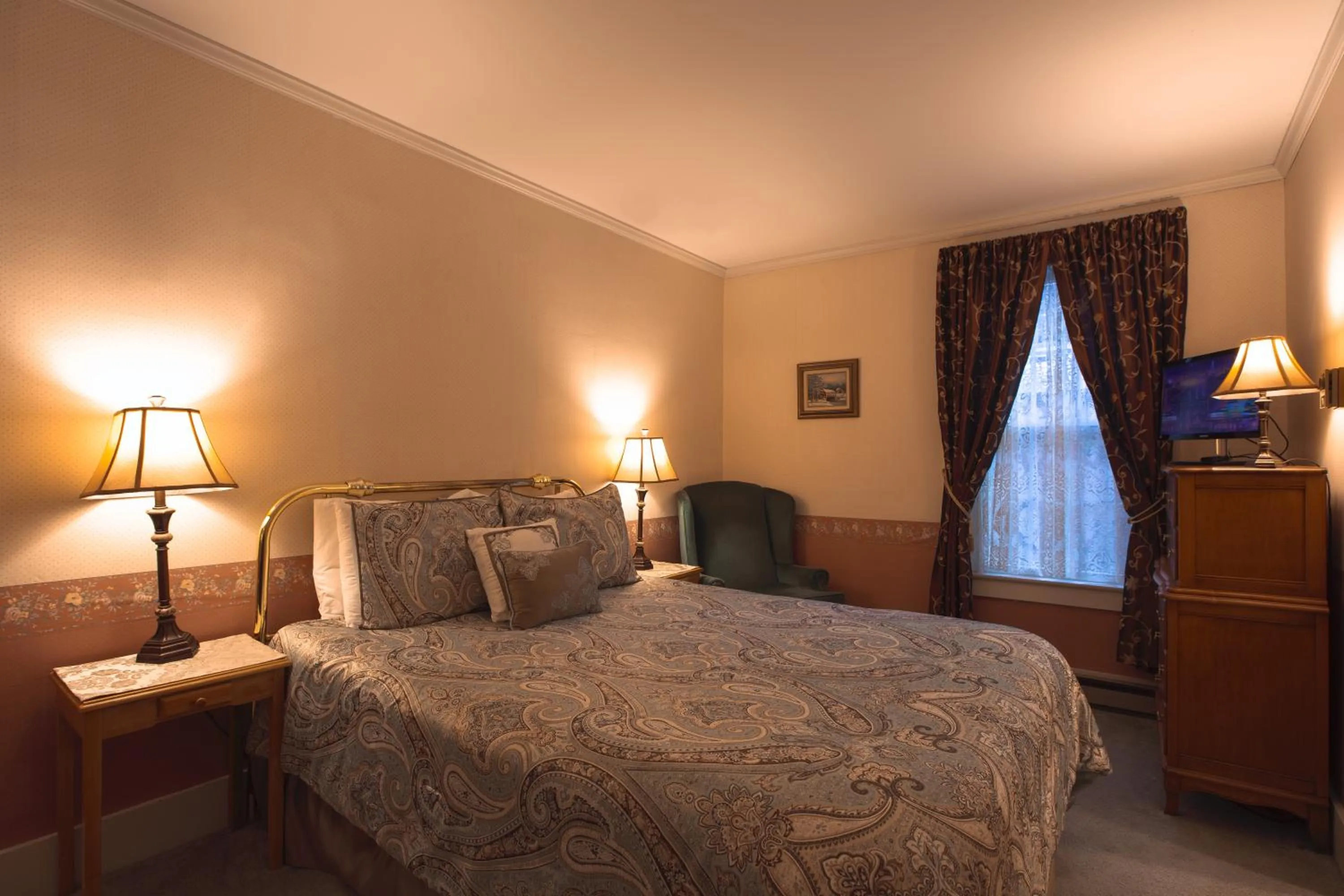 Bed in Deerfield Valley Inn - Mt Snow