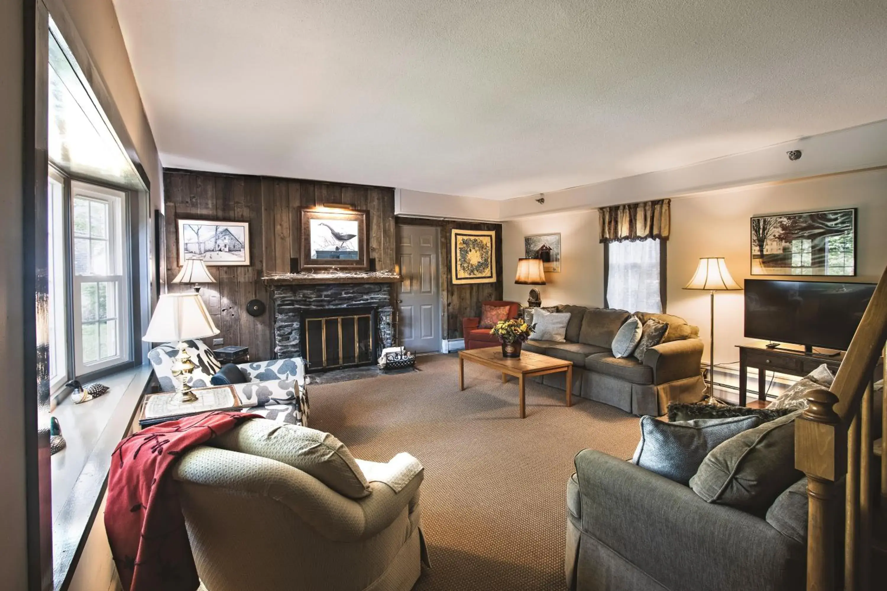 Living room in Deerfield Valley Inn - Mt Snow Living room in Deerfield Valley Inn - Mt Snow