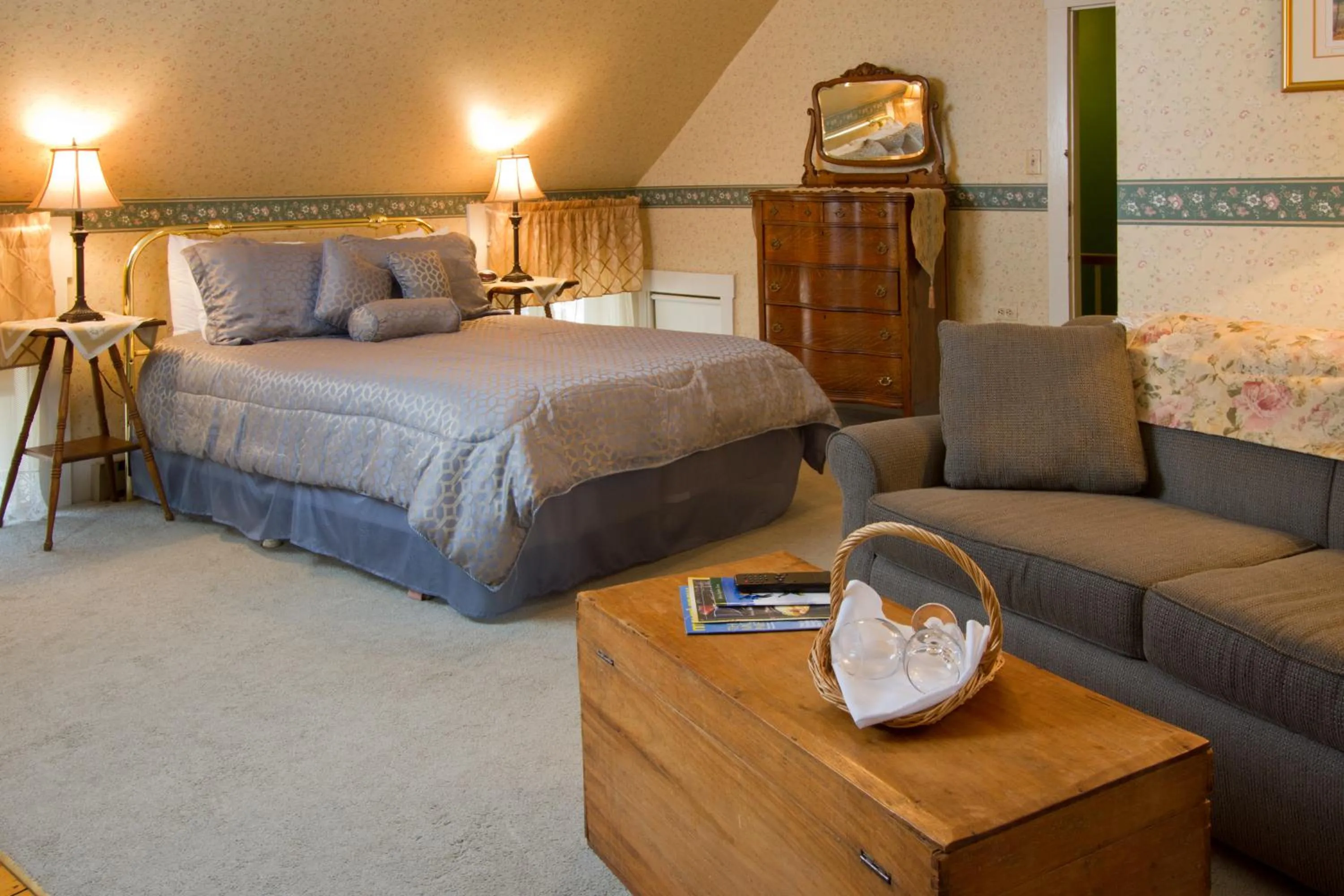 Bedroom, Bed in Deerfield Valley Inn - Mt Snow