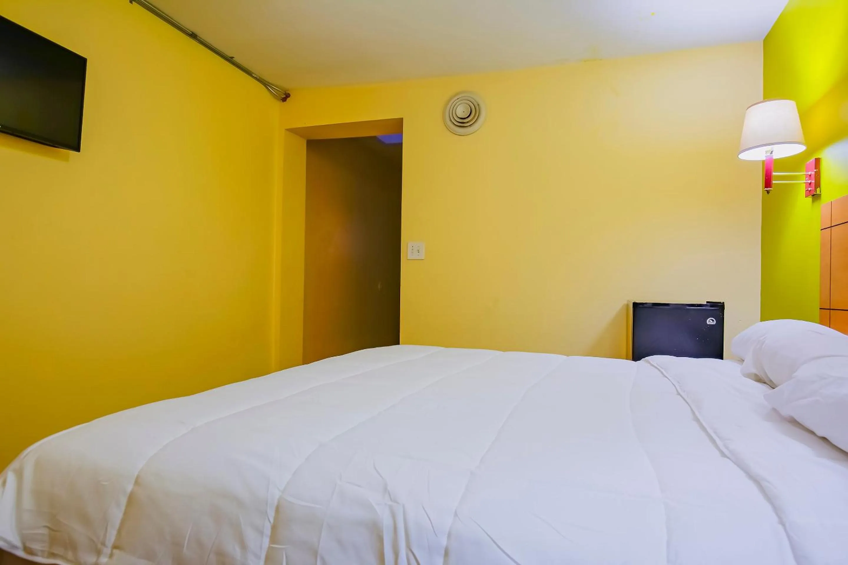 Bedroom, Bed in Hotel O Markham IL near Harvey/Tinley Park