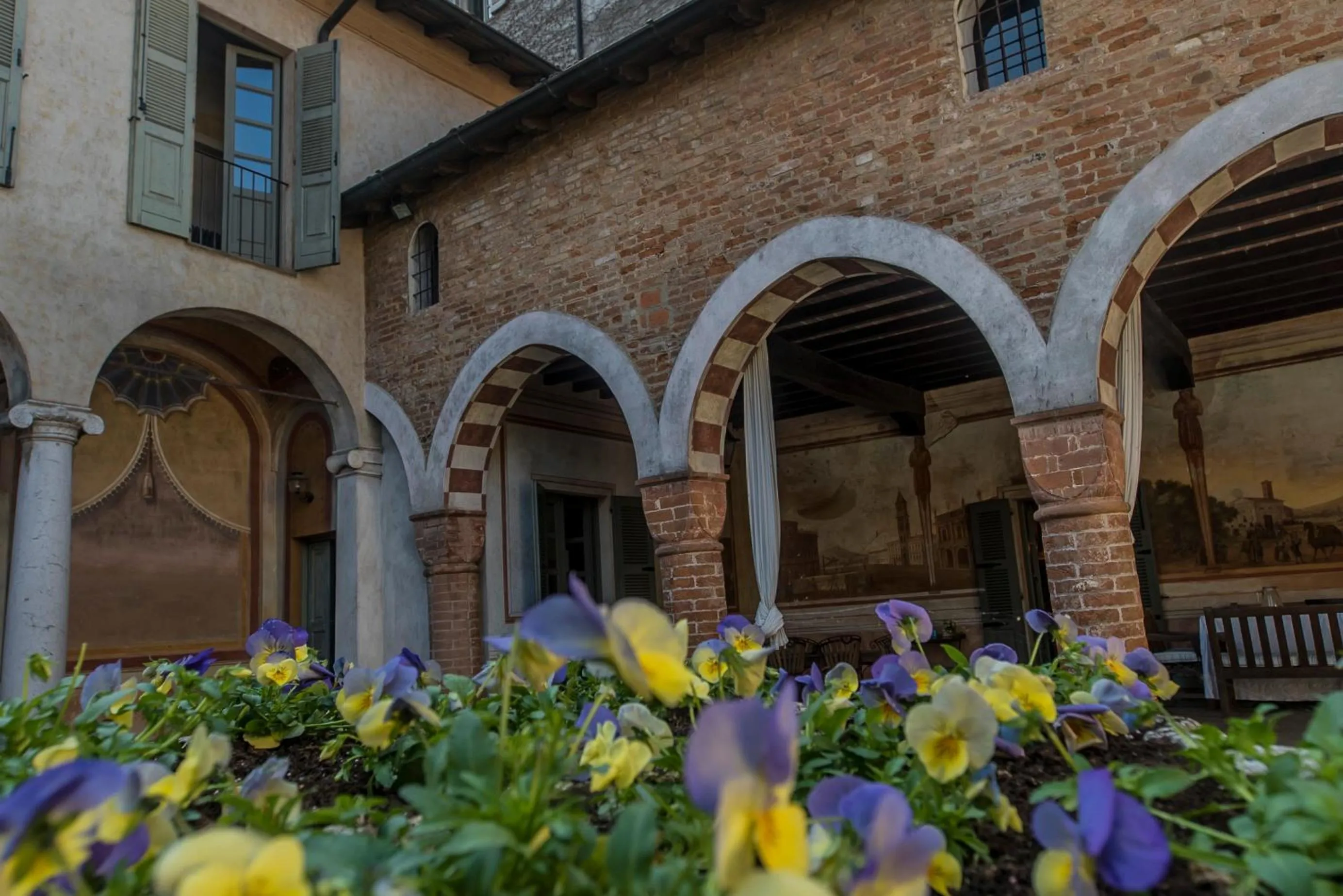Inner courtyard view in Villa Bottini La Limonaia