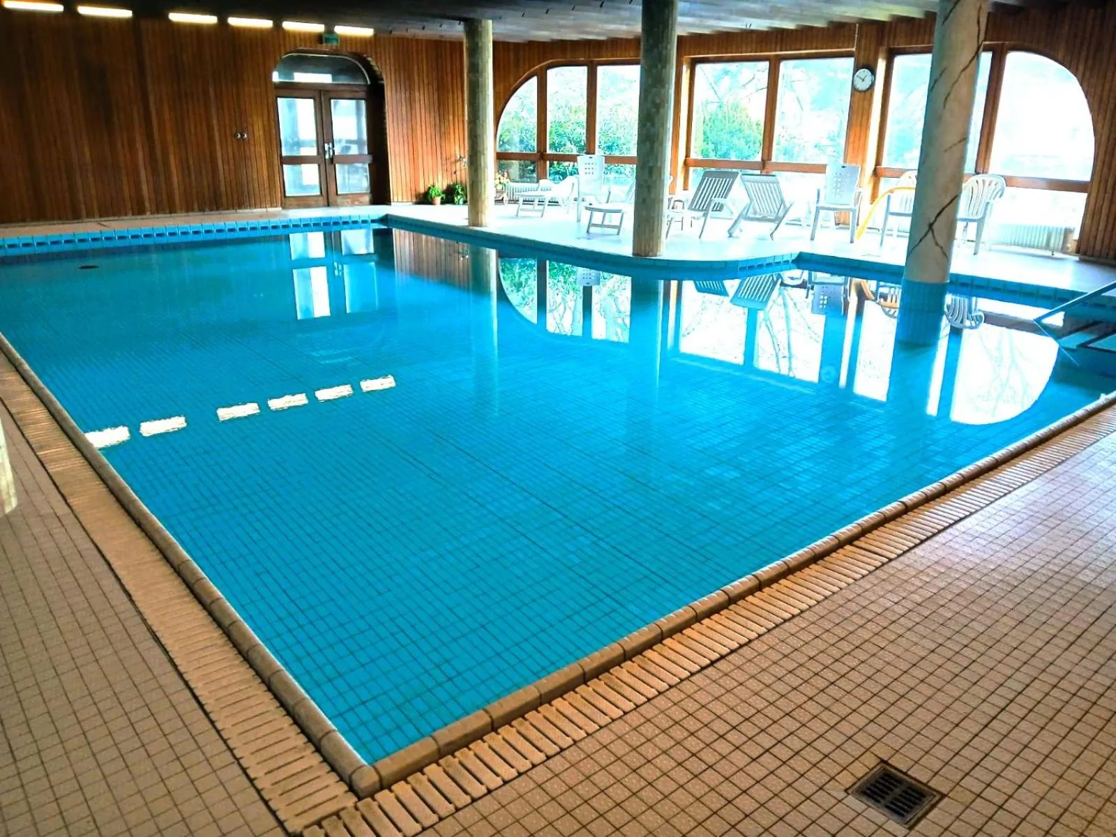 Pool view in Hotel Hahnenkleer Hof