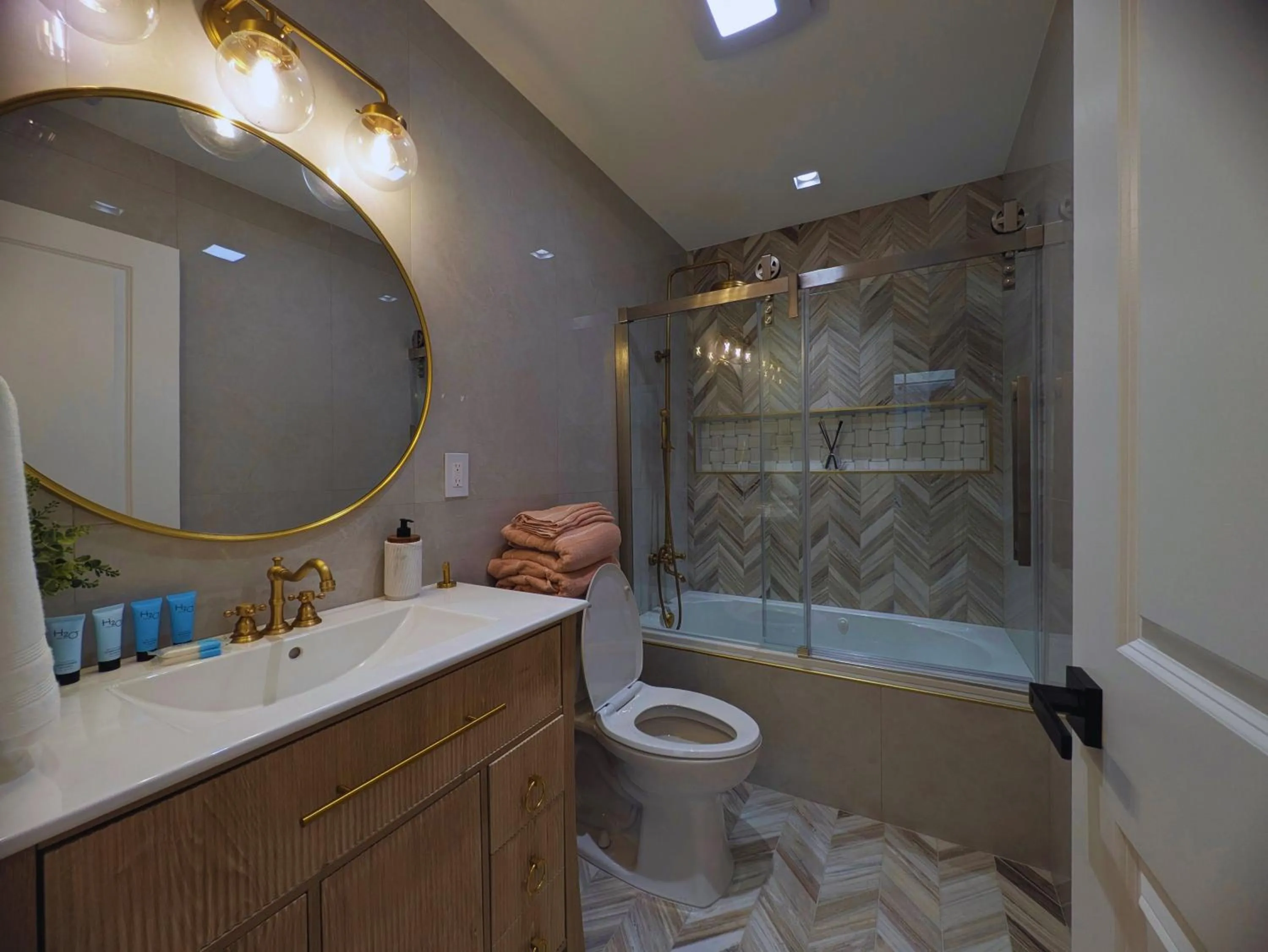 Shower in Coastal Sands Inn