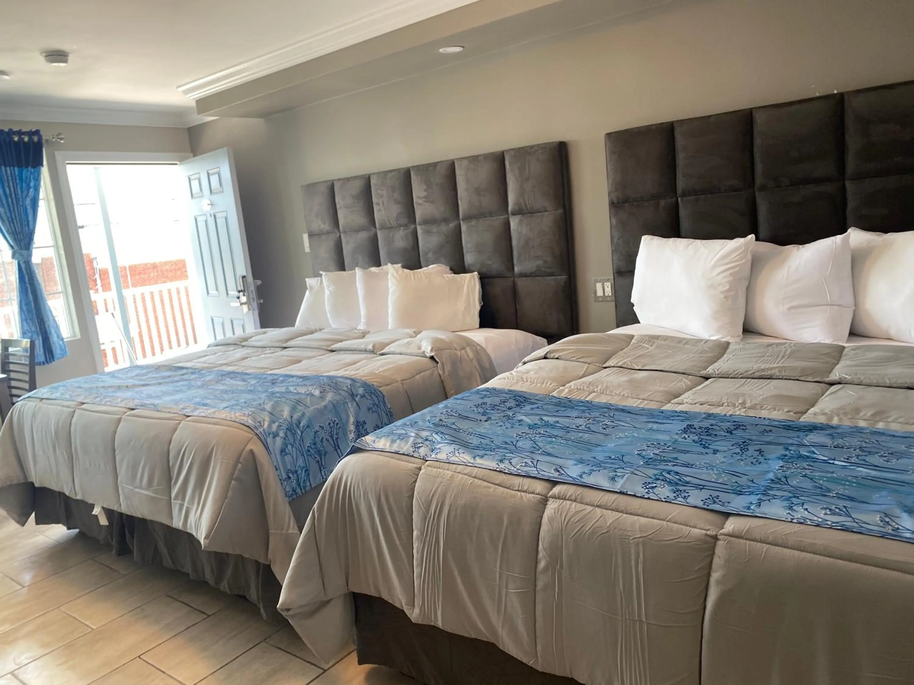 Photo of the whole room, Bed in Coastal Sands Inn