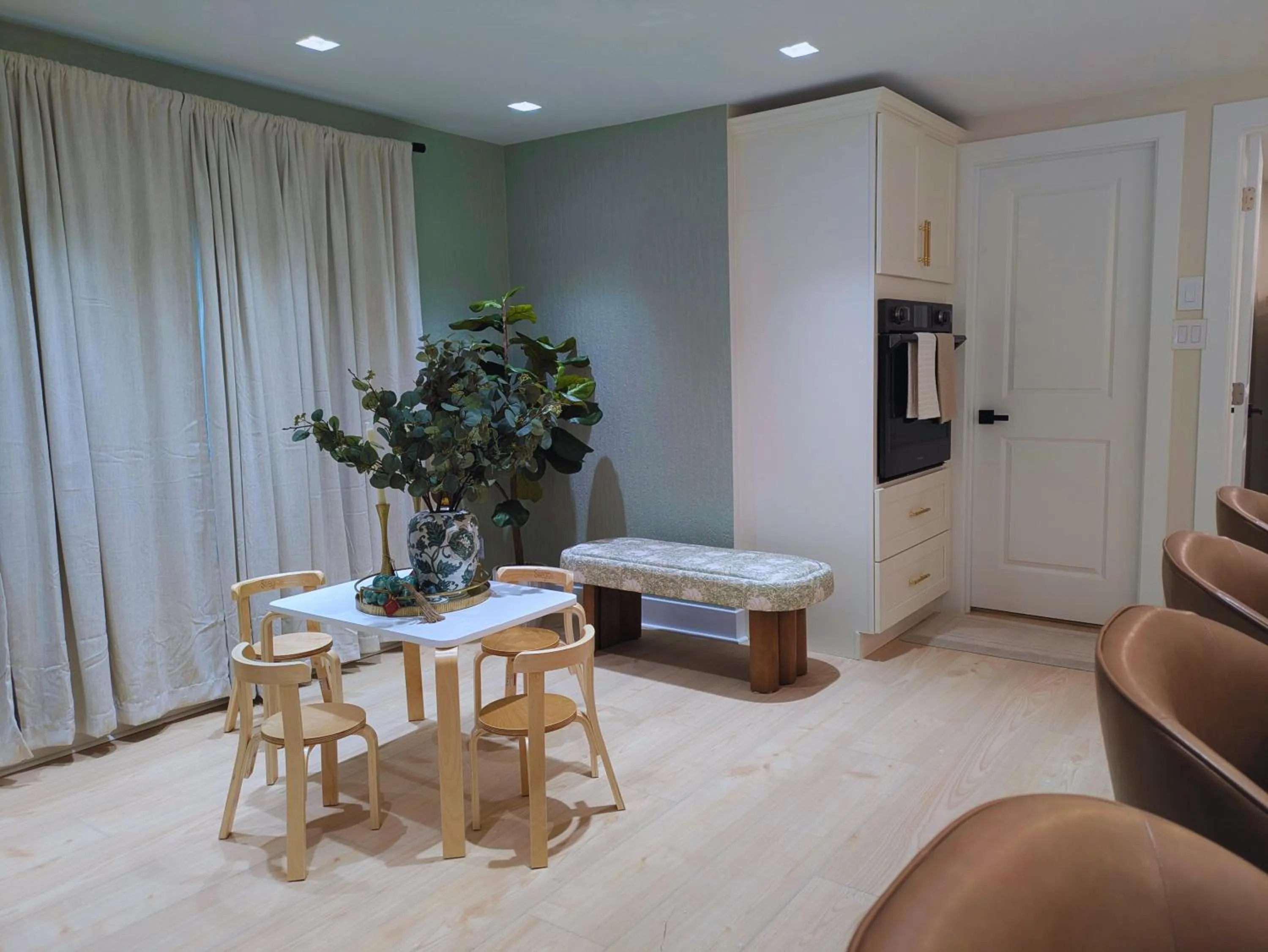 Seating area in Coastal Sands Inn