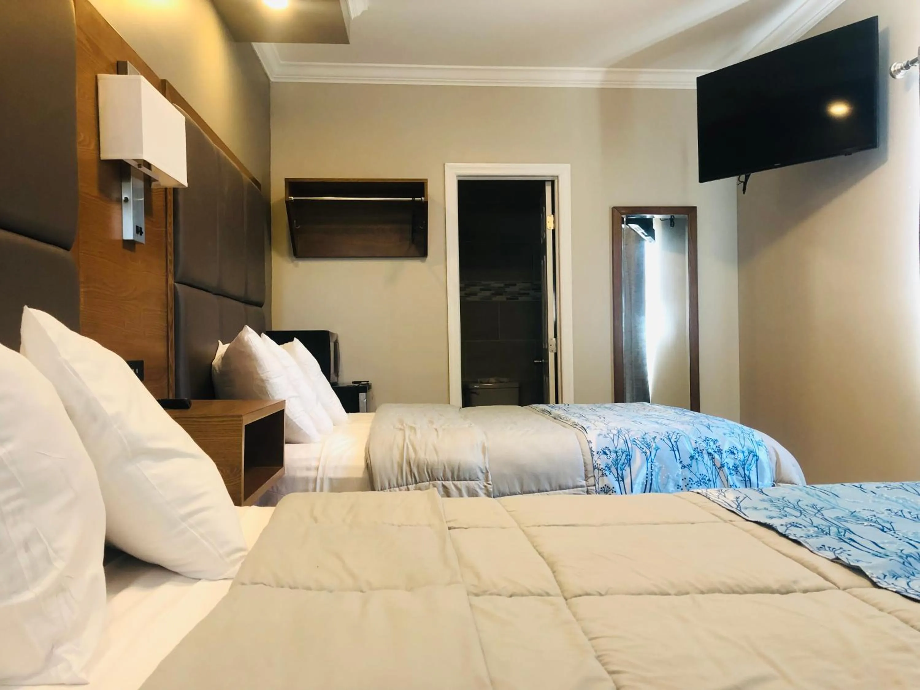 Photo of the whole room, Bed in Coastal Sands Inn