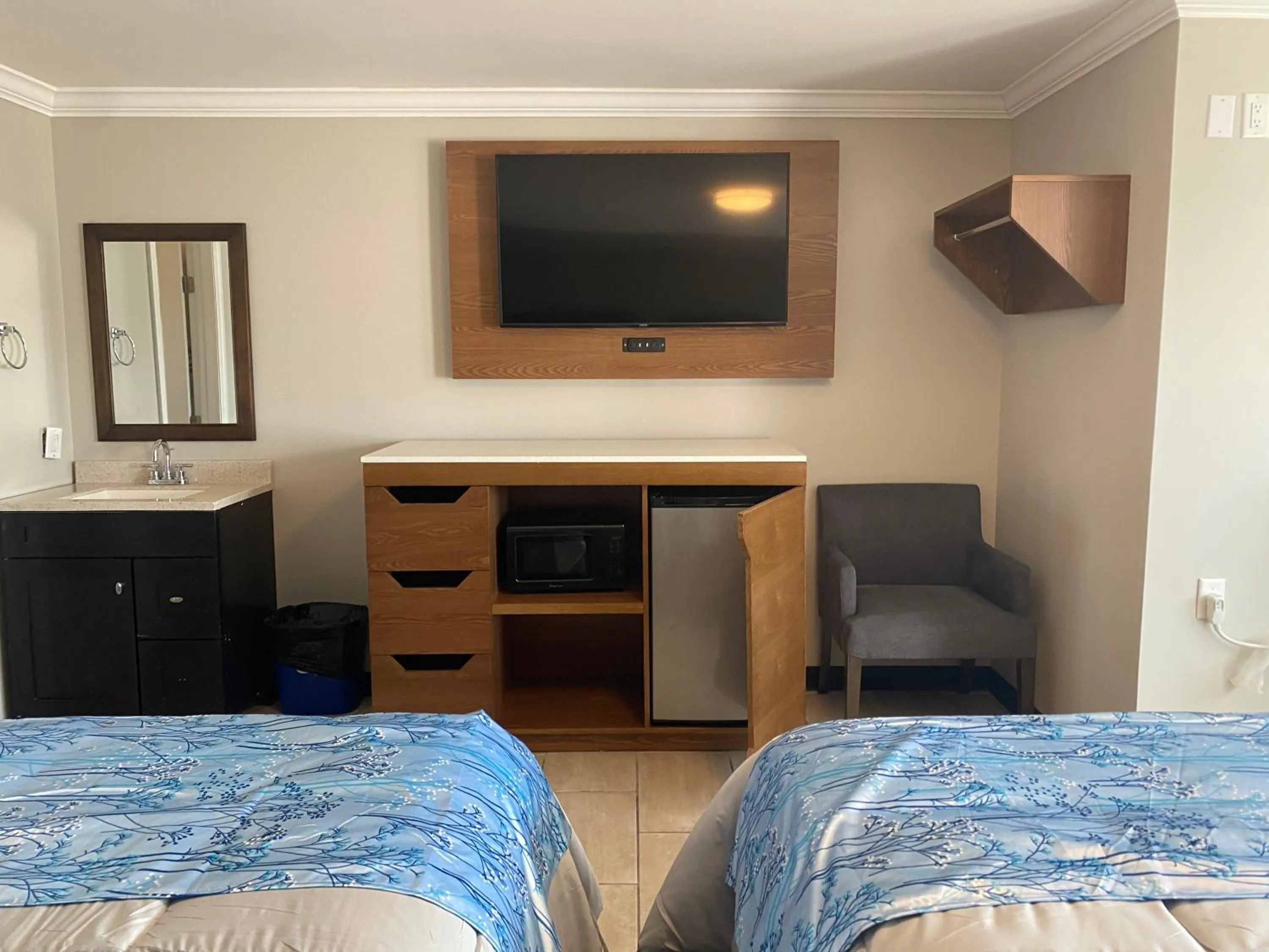 TV and multimedia, Bed in Coastal Sands Inn